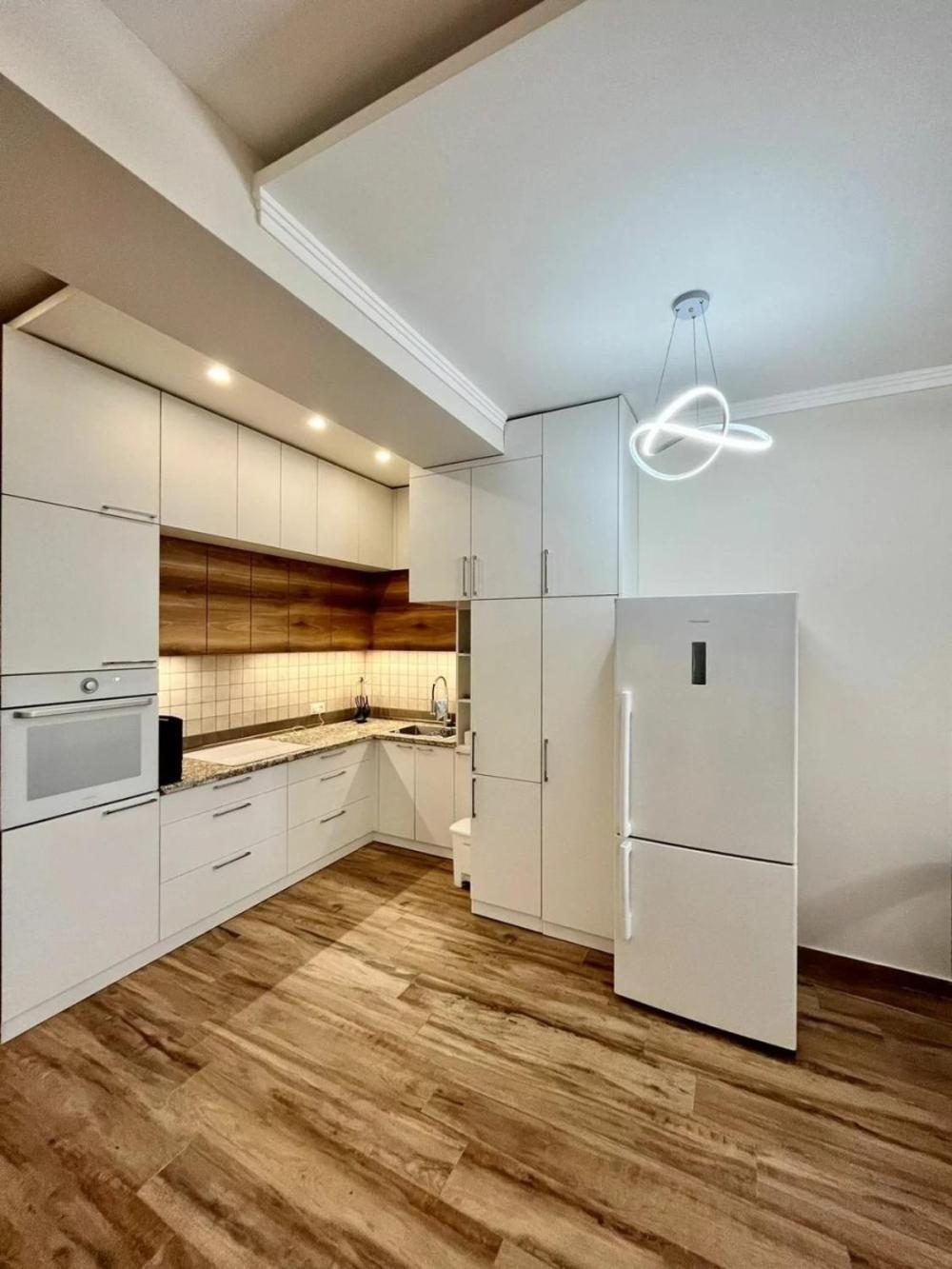 Luxury 2 bedroom apt with a balcony in the small center at Koghbatsi 16, New Building