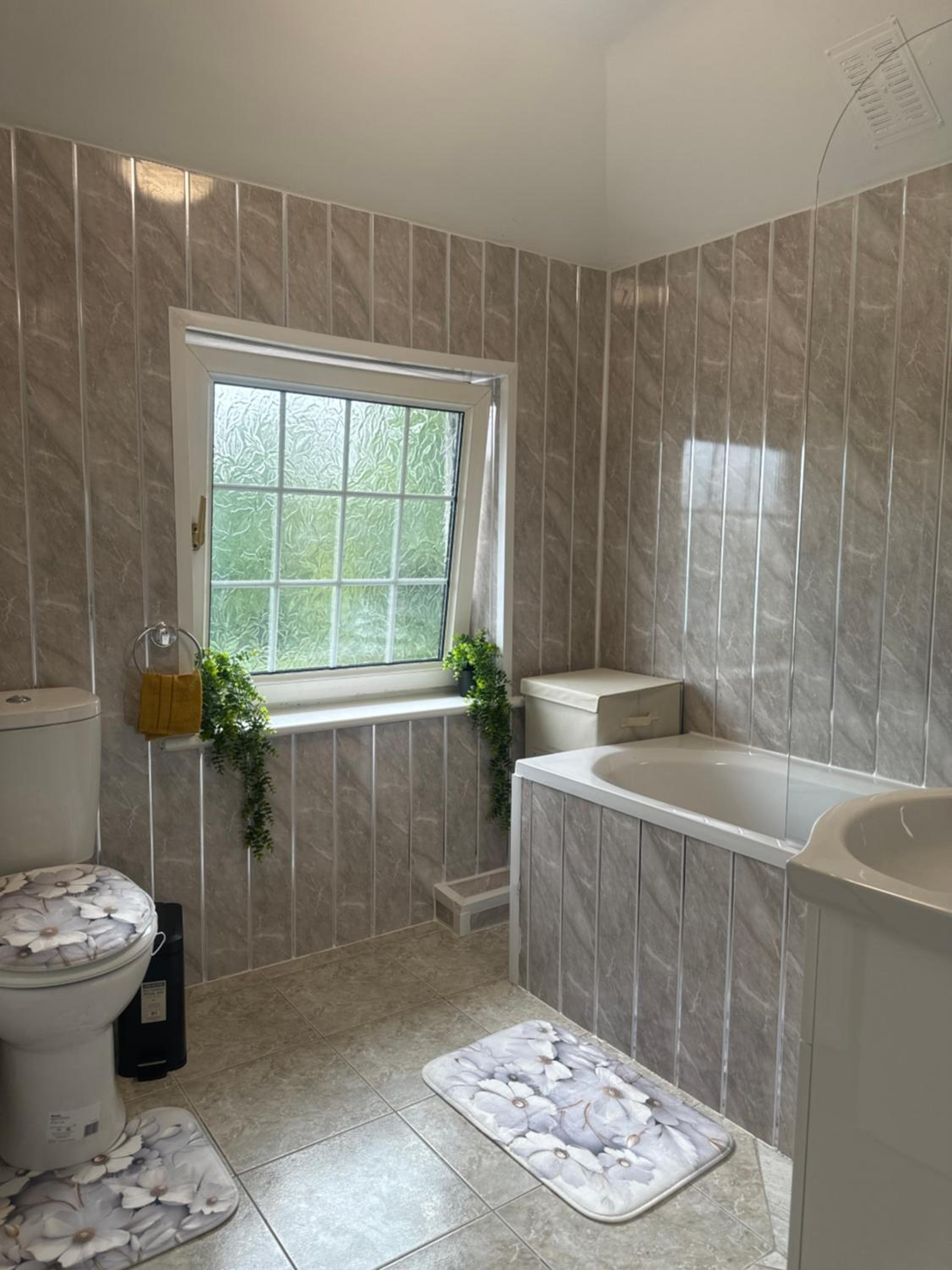 Flourish 3-bedrooms house, 2 bathrooms with WiFi & Netflix view 4