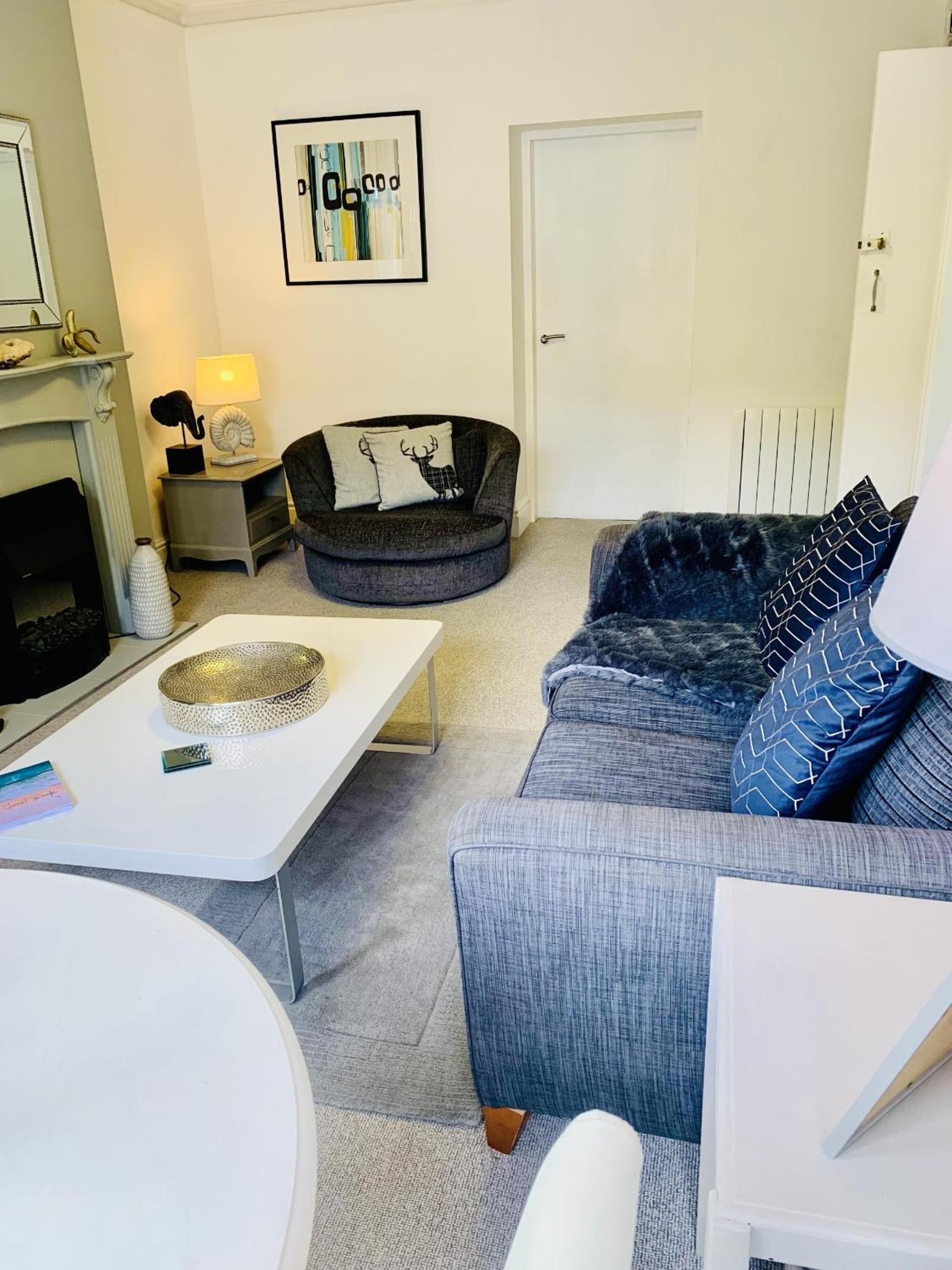 Willesden, Apartment 1, A beautifully furnished one bedroomed apartment in the heart of Llandudno view 3