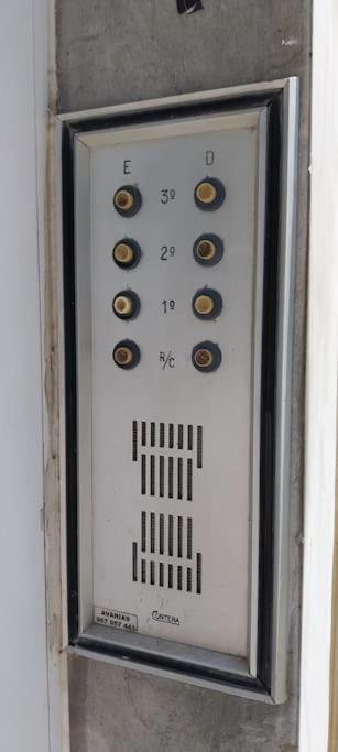 Self check-in & 5min walk Subway & 10min drive Airport view 3