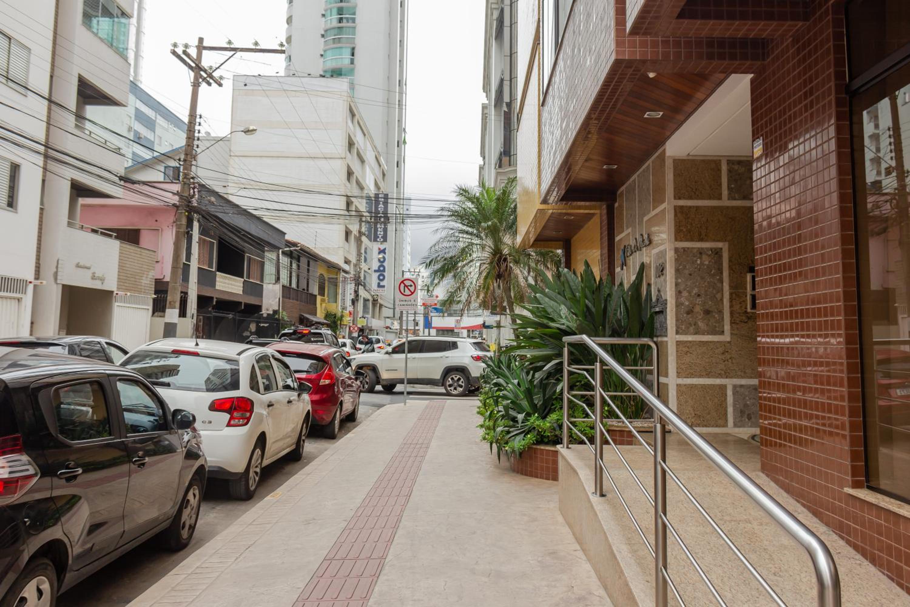 Elegância Clássica a 1 quadra da praia em Bc N704