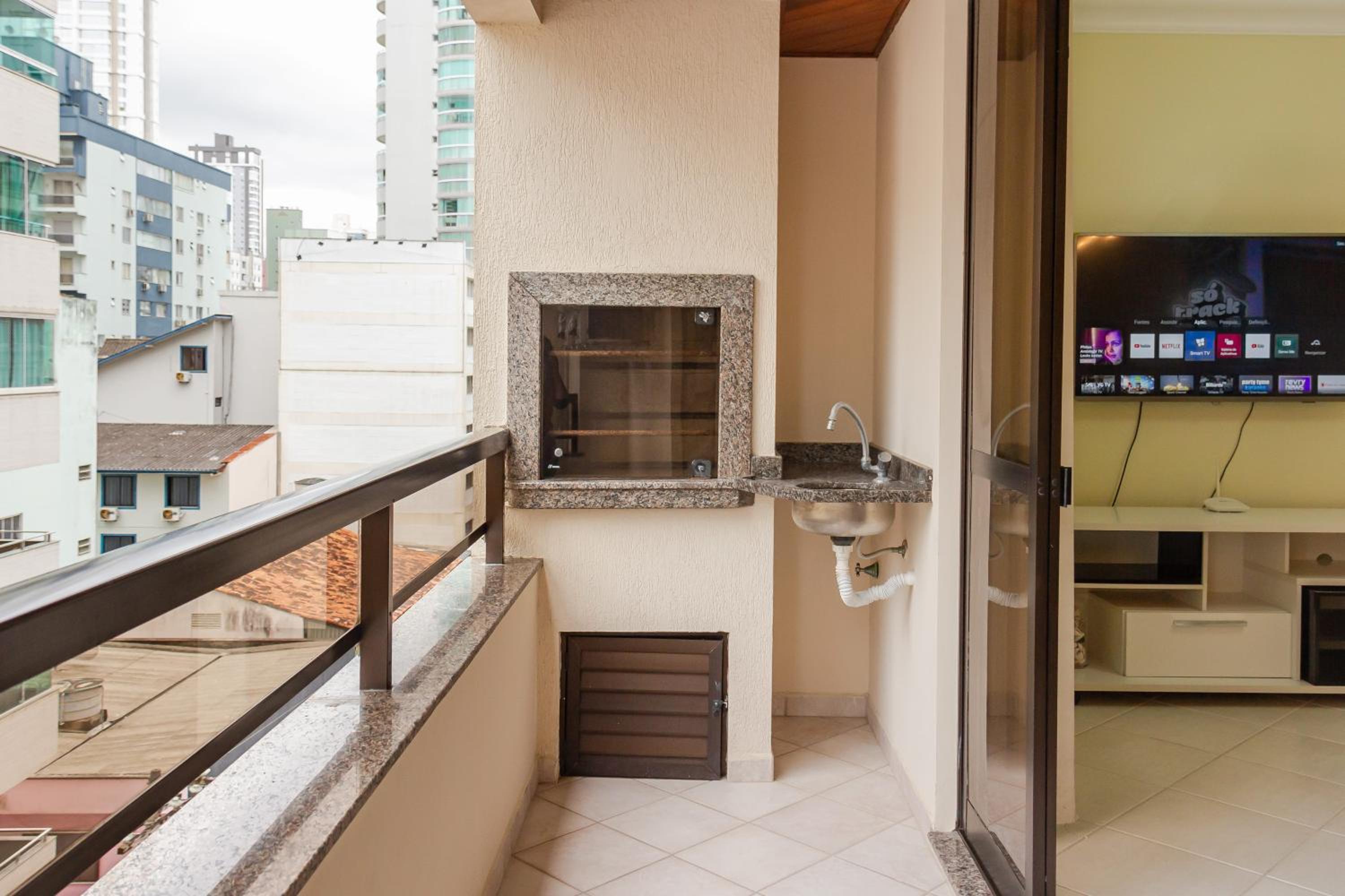 Elegância Clássica a 1 quadra da praia em Bc N704