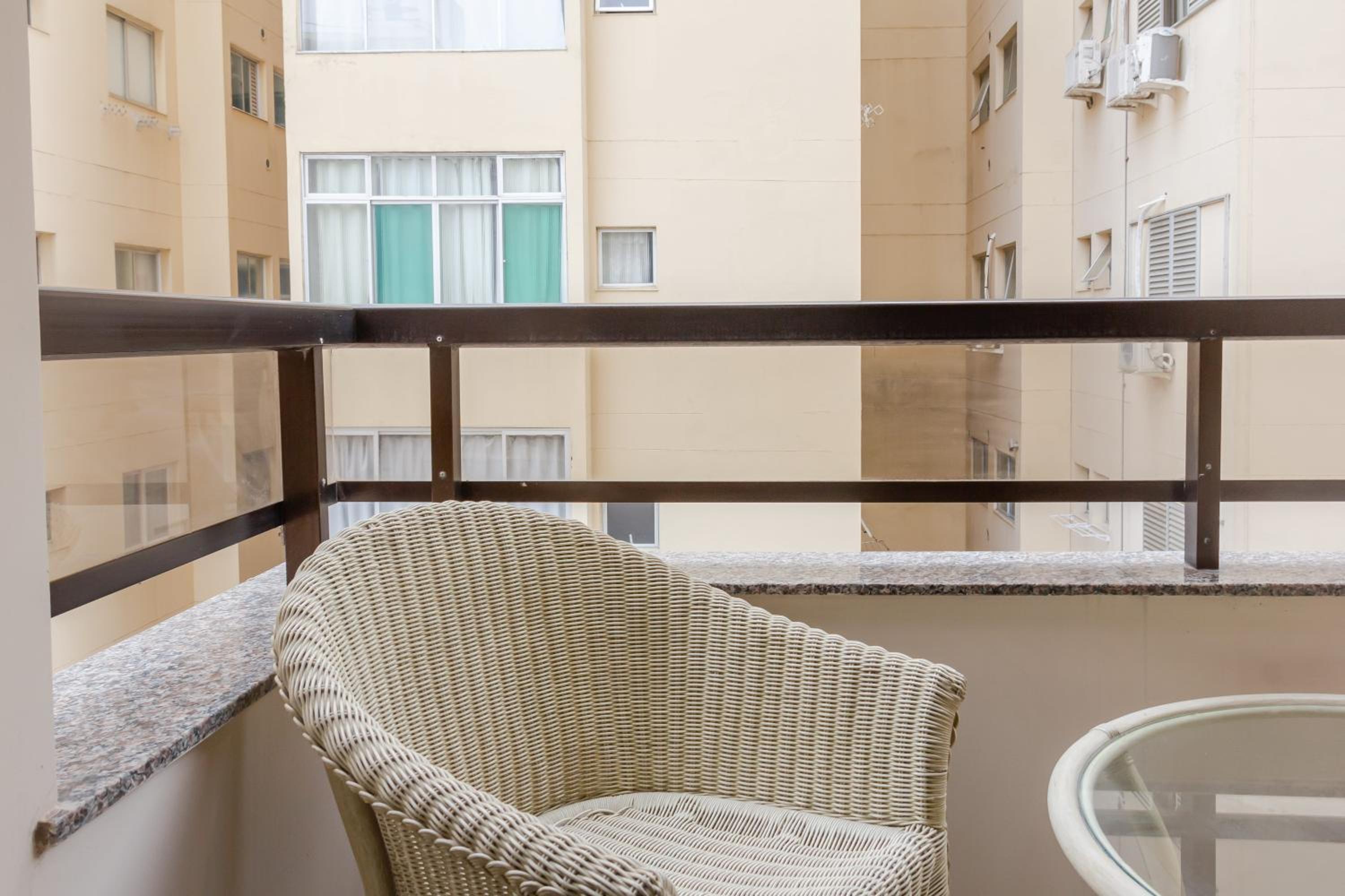 Elegância Clássica a 1 quadra da praia em Bc N704
