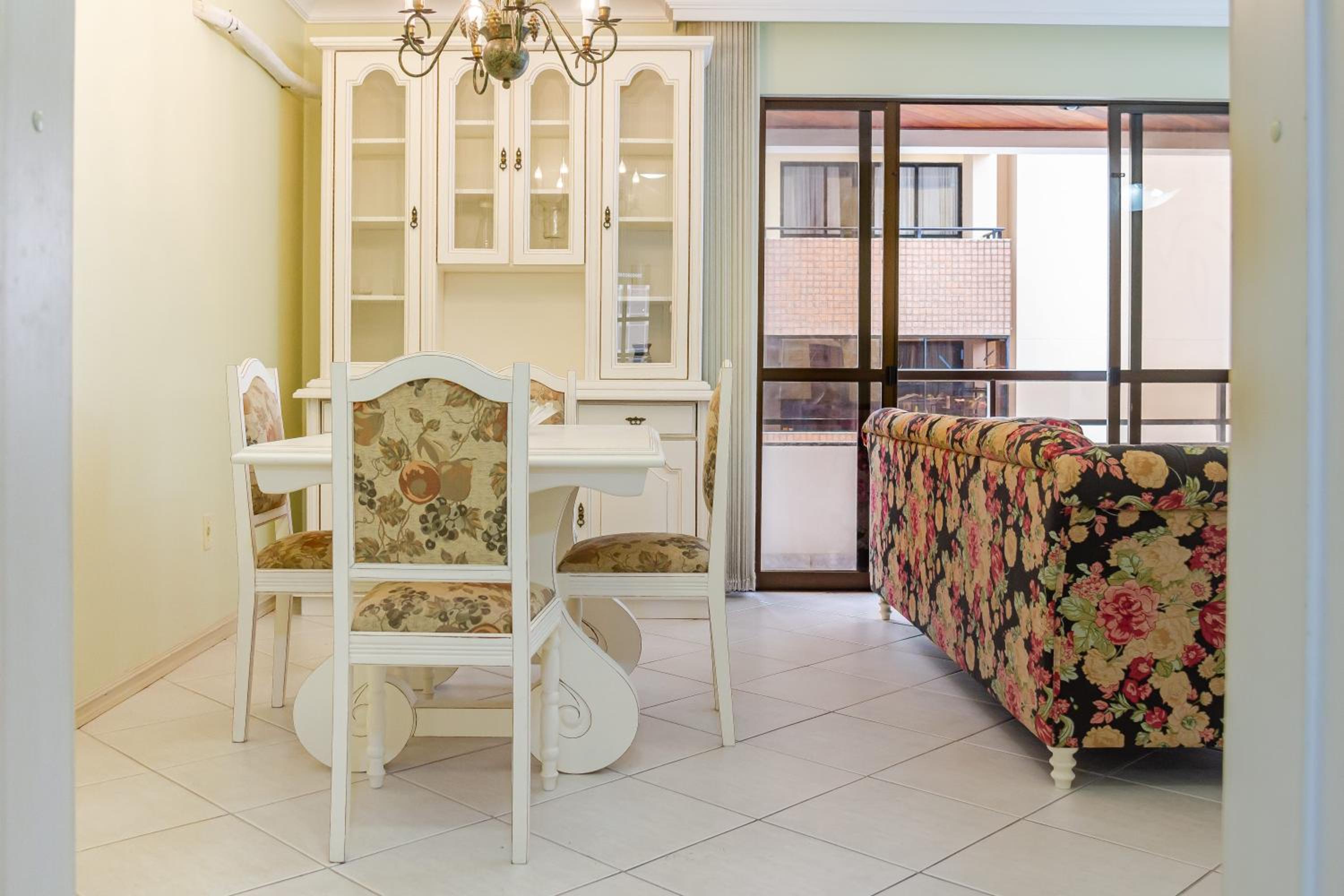 Elegância Clássica a 1 quadra da praia em Bc N704