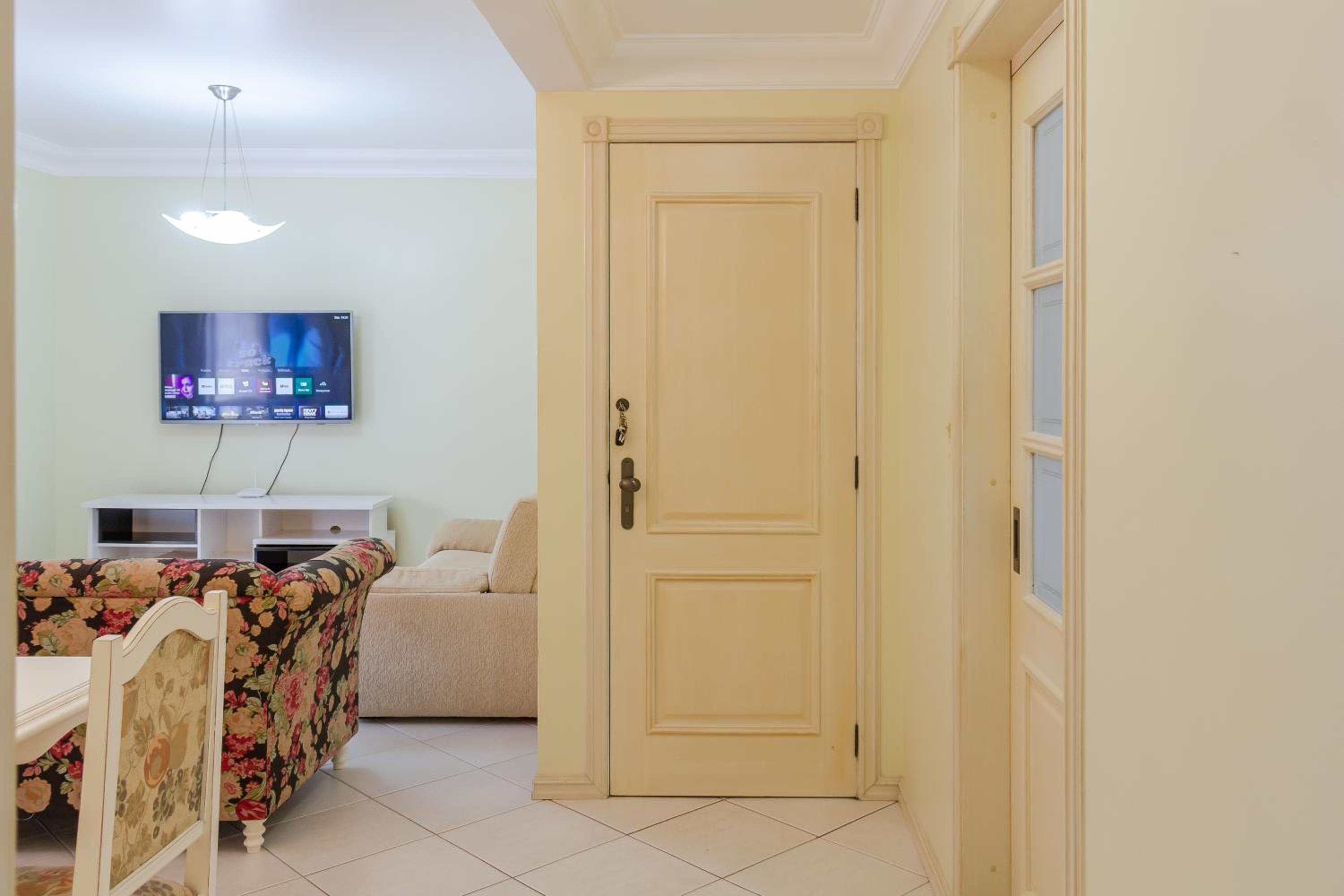 Elegância Clássica a 1 quadra da praia em Bc N704