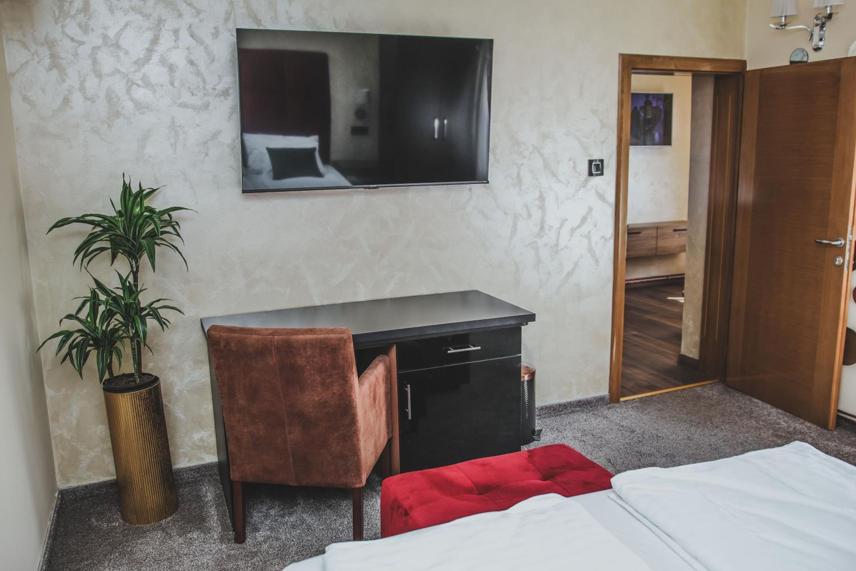 PLEASURE APARTMENTS