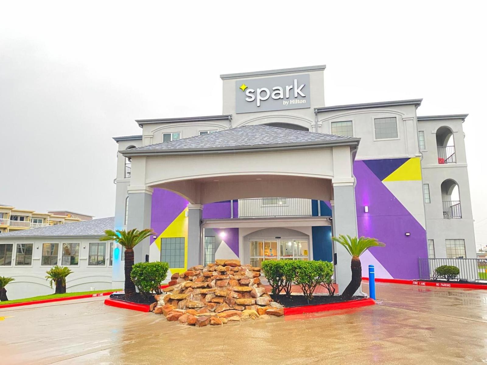 Hotel Spark By Hilton Galveston - Image 1