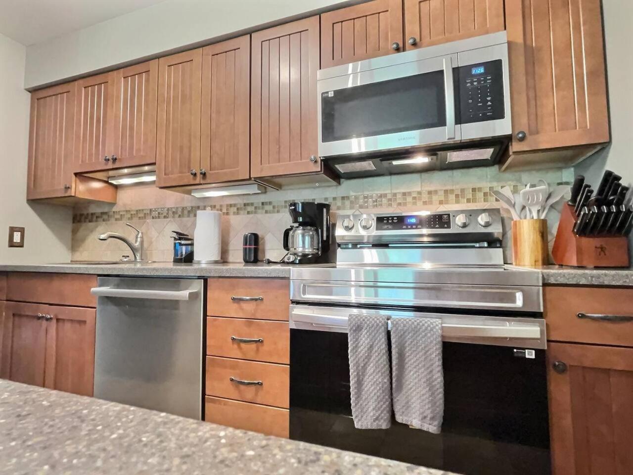BeaverBox AC, Pool, Hot Tub, Sauna, Near Resort view 4
