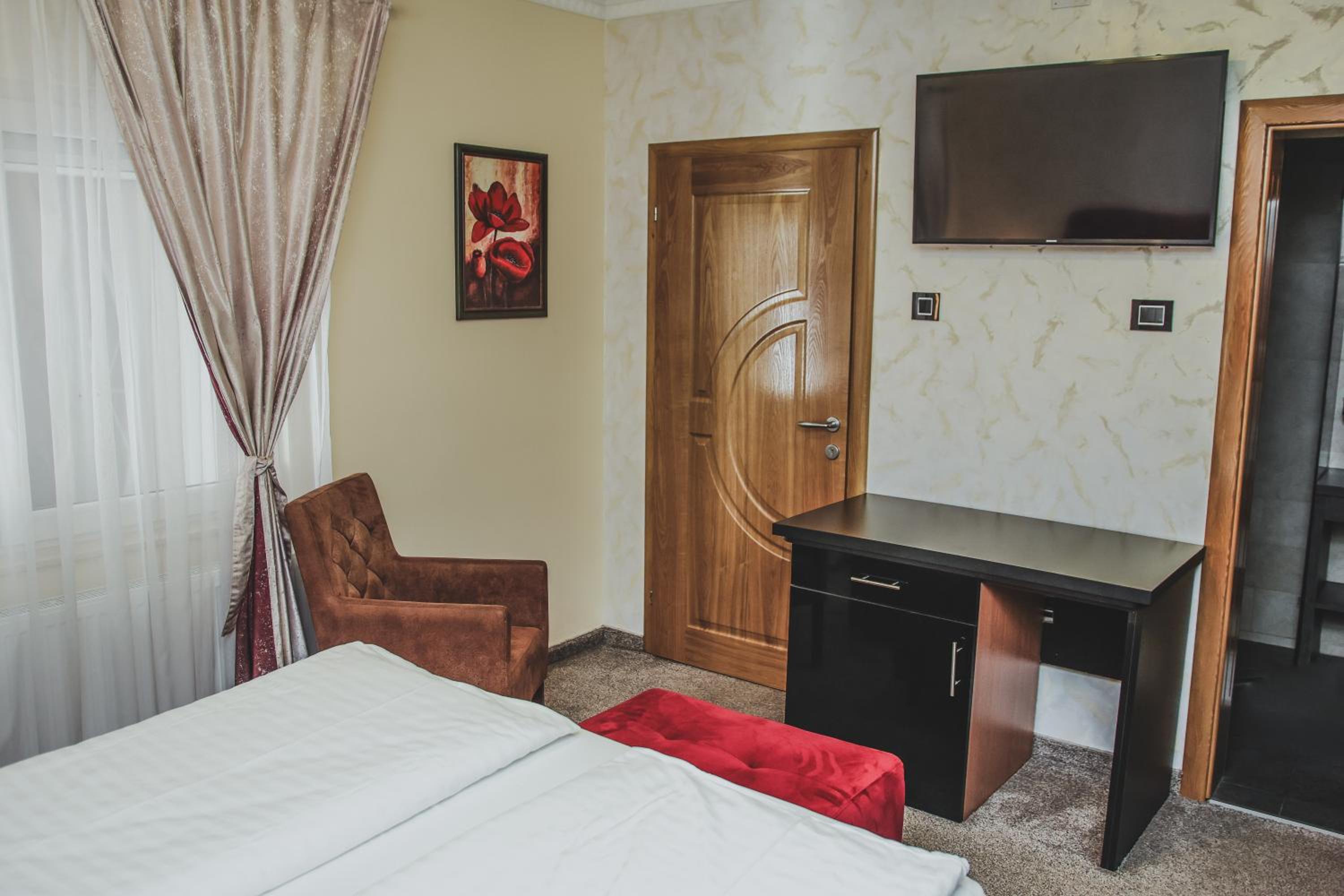 PLEASURE APARTMENTS