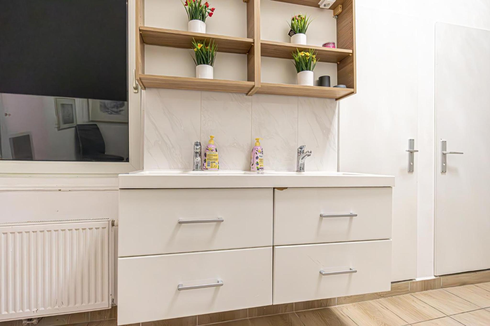 6 min to Amusement Park - Economy Rooms in Shared Apartment