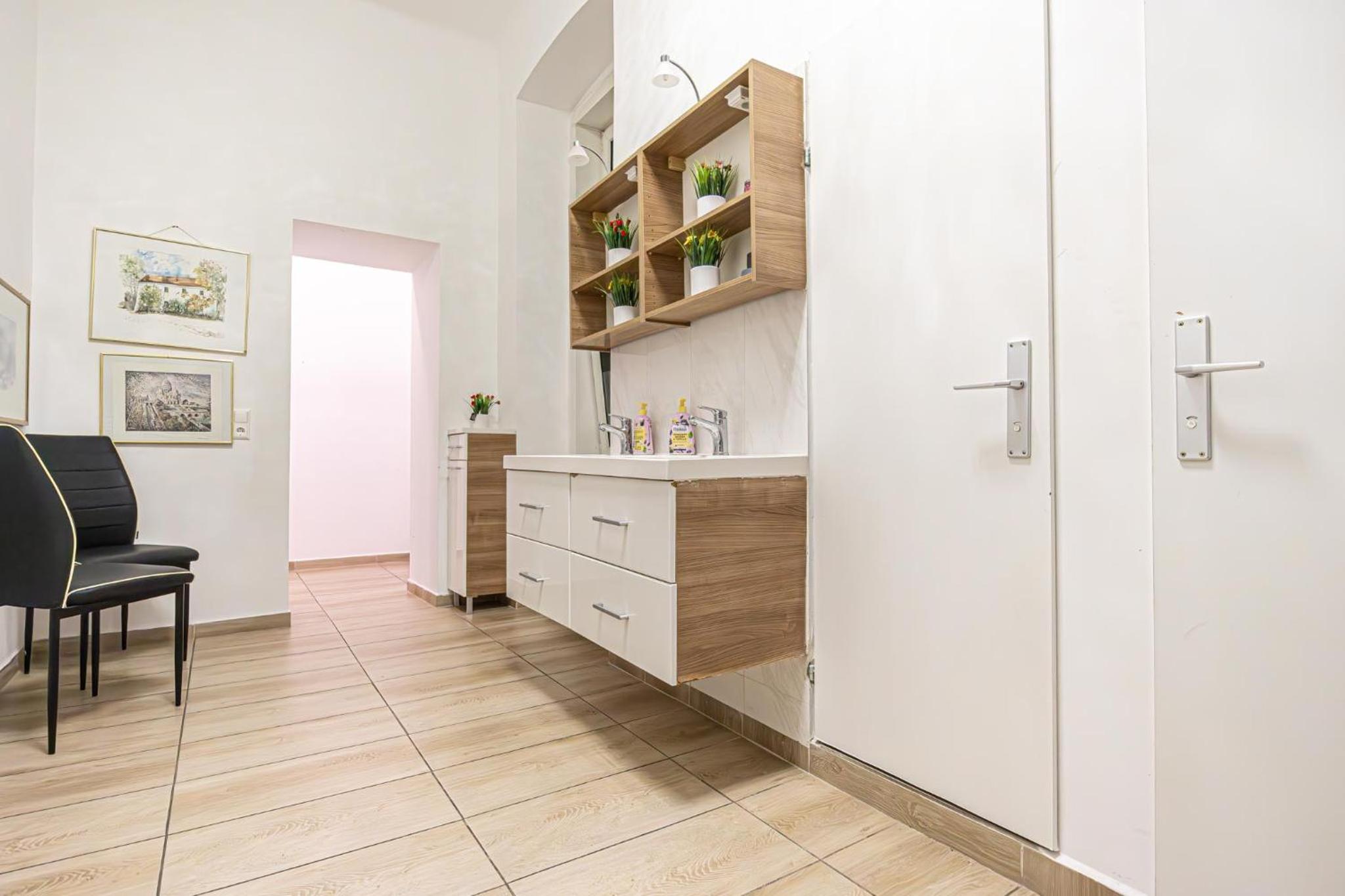 6 min to Amusement Park - Economy Rooms in Shared Apartment