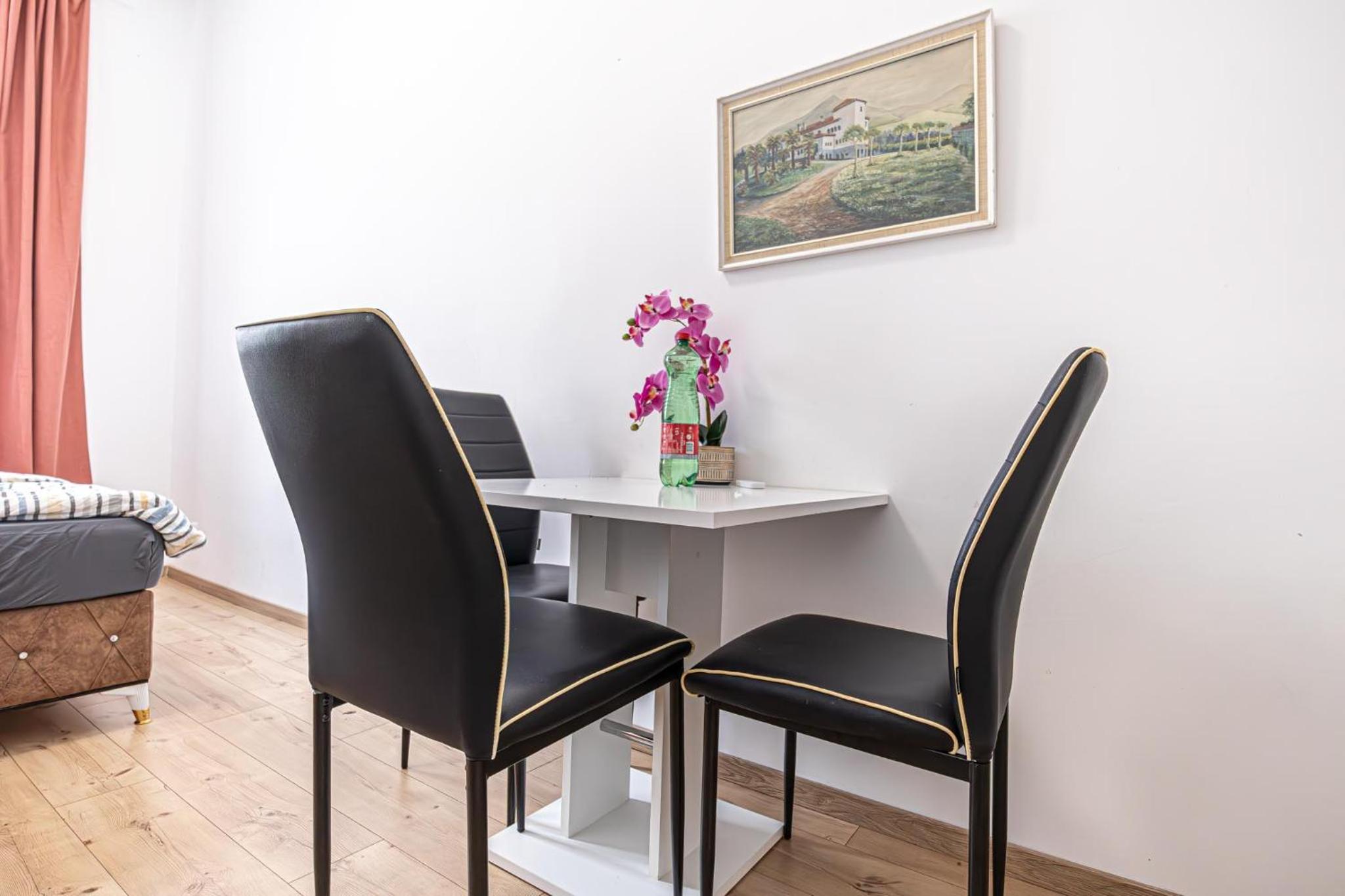 6 min to Amusement Park - Economy Rooms in Shared Apartment