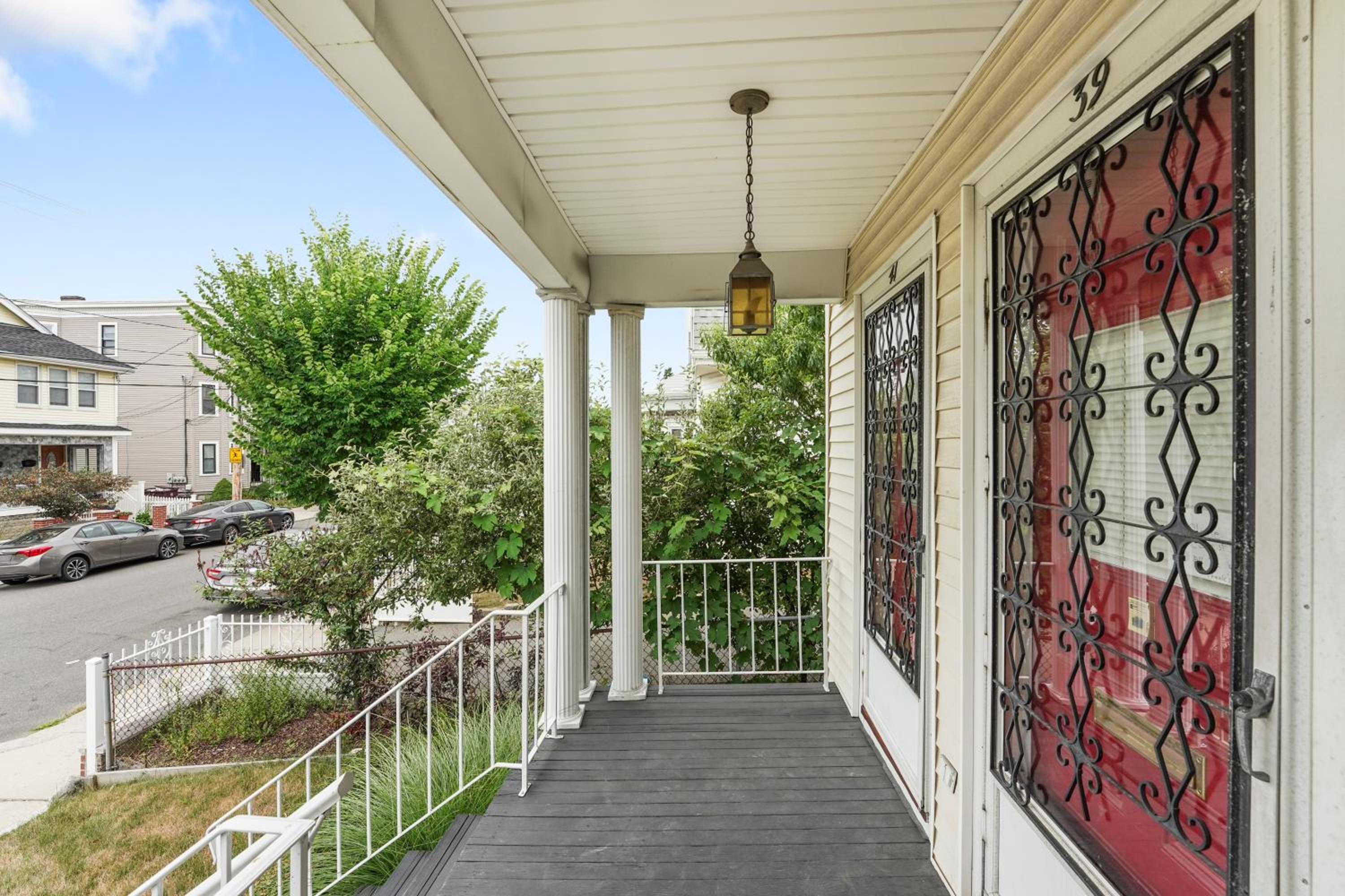 Charming New England style apartment 6 miles to downtown Boston, 4 miles to Logan airport view 3