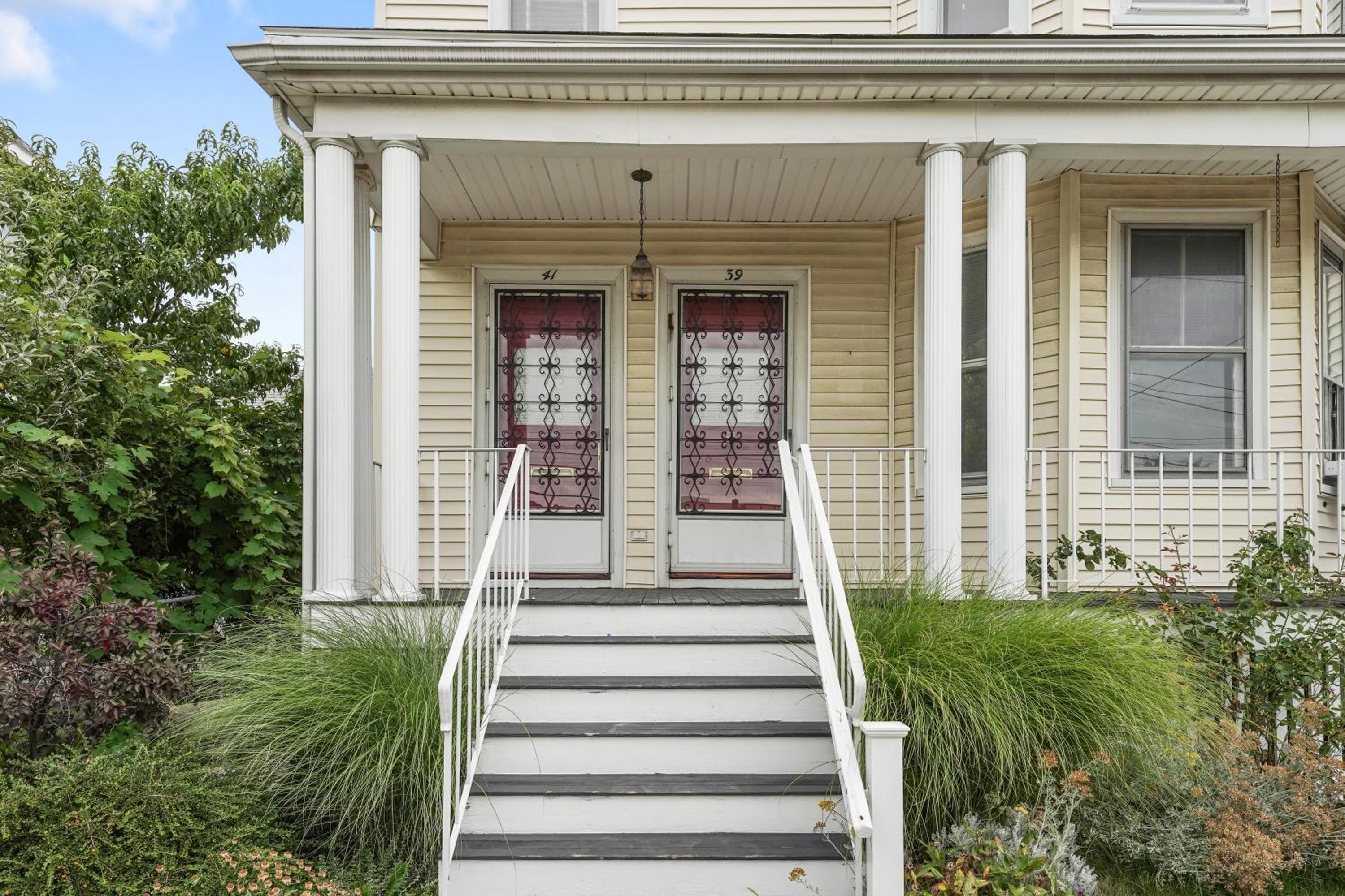 Charming New England style apartment 6 miles to downtown Boston, 4 miles to Logan airport view 2