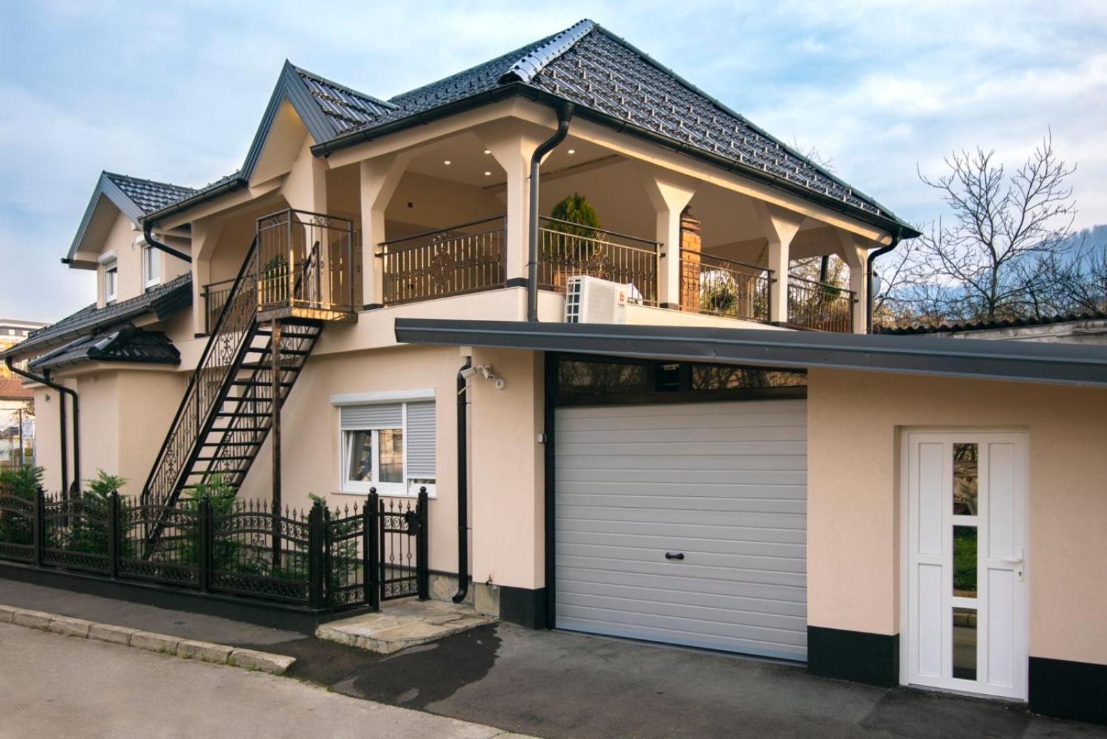 PLEASURE APARTMENTS