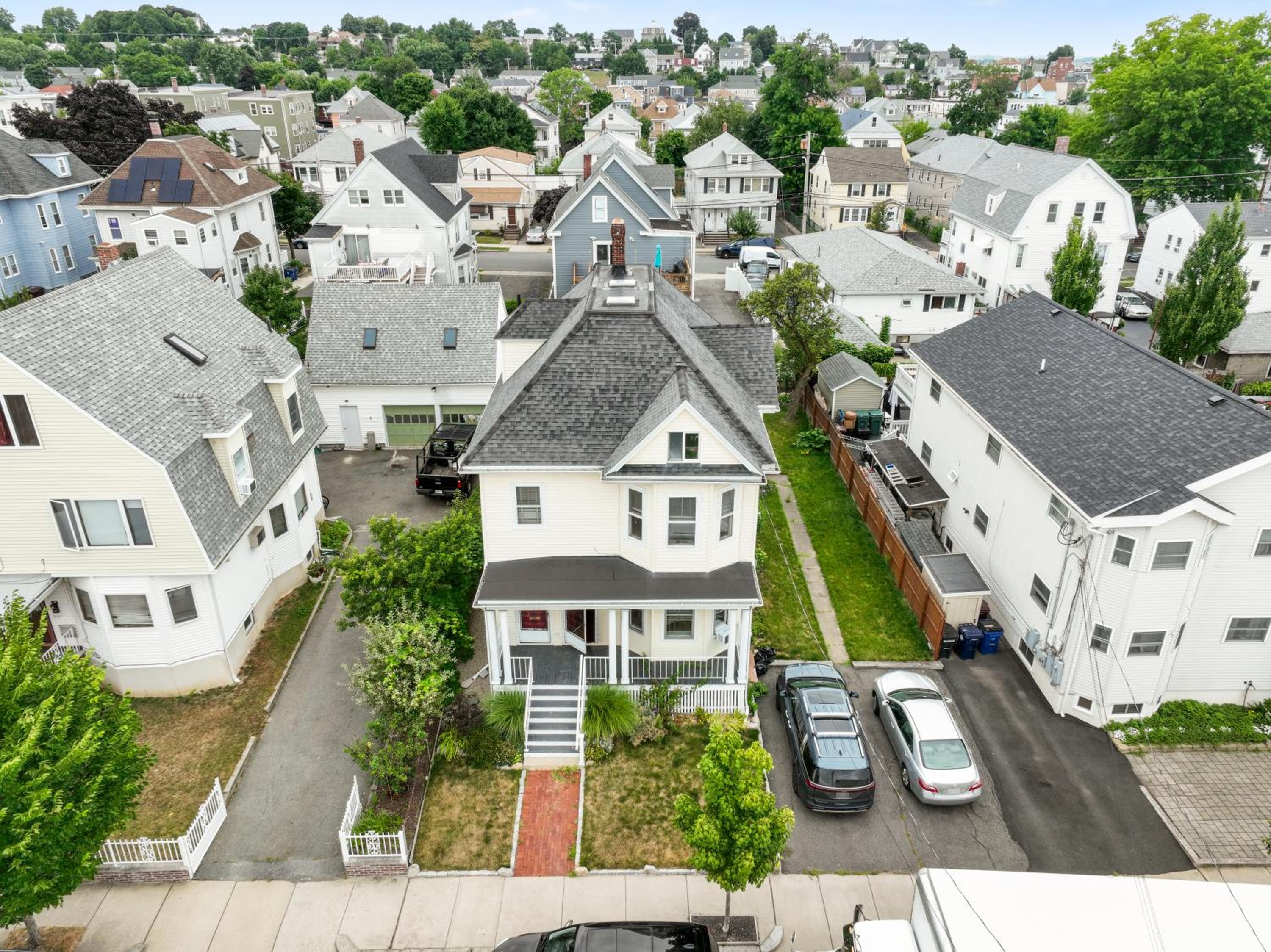 Charming New England style apartment 6 miles to downtown Boston, 4 miles to Logan airport view 4