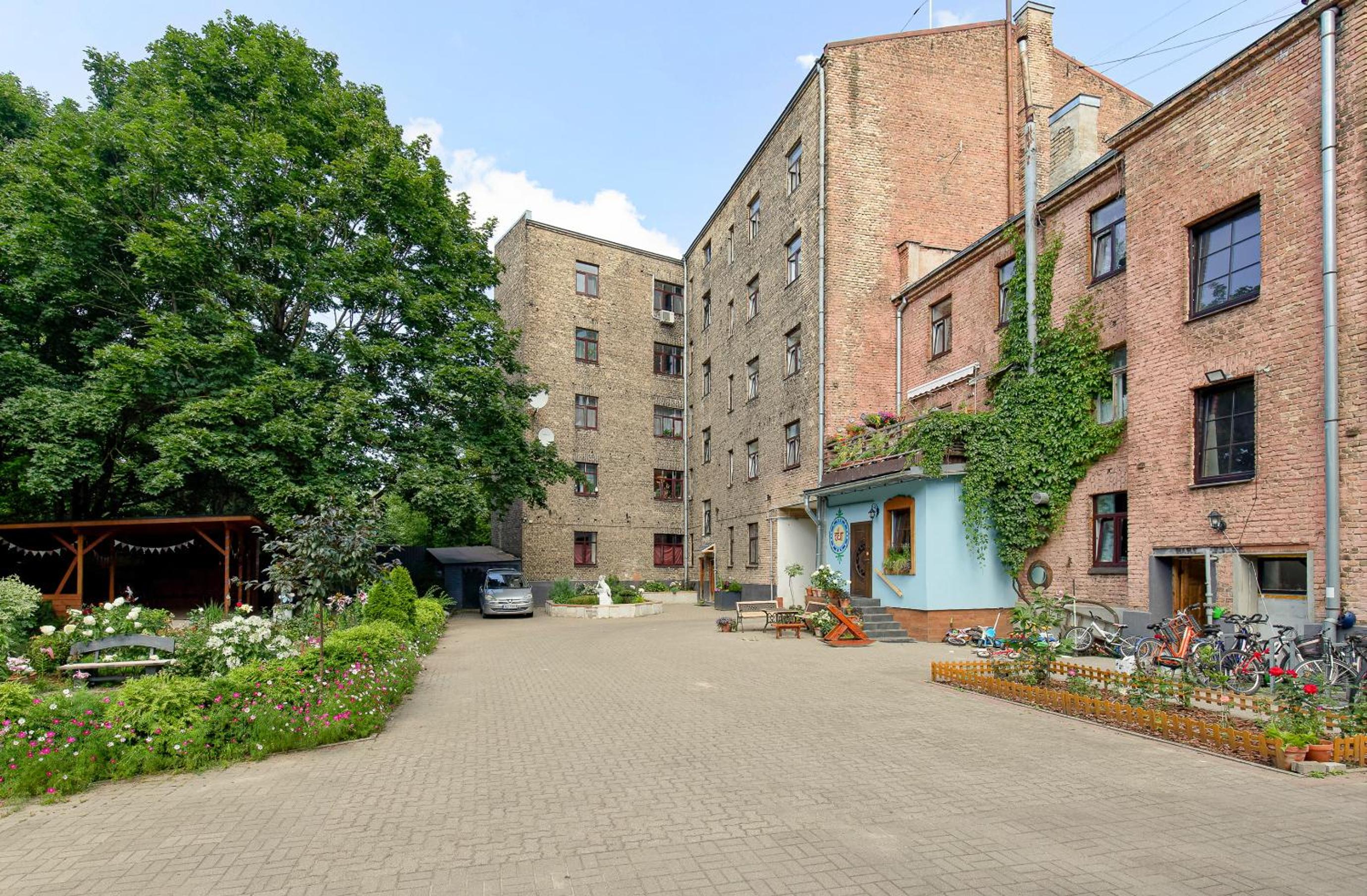 Quiet garden deluxe apartment