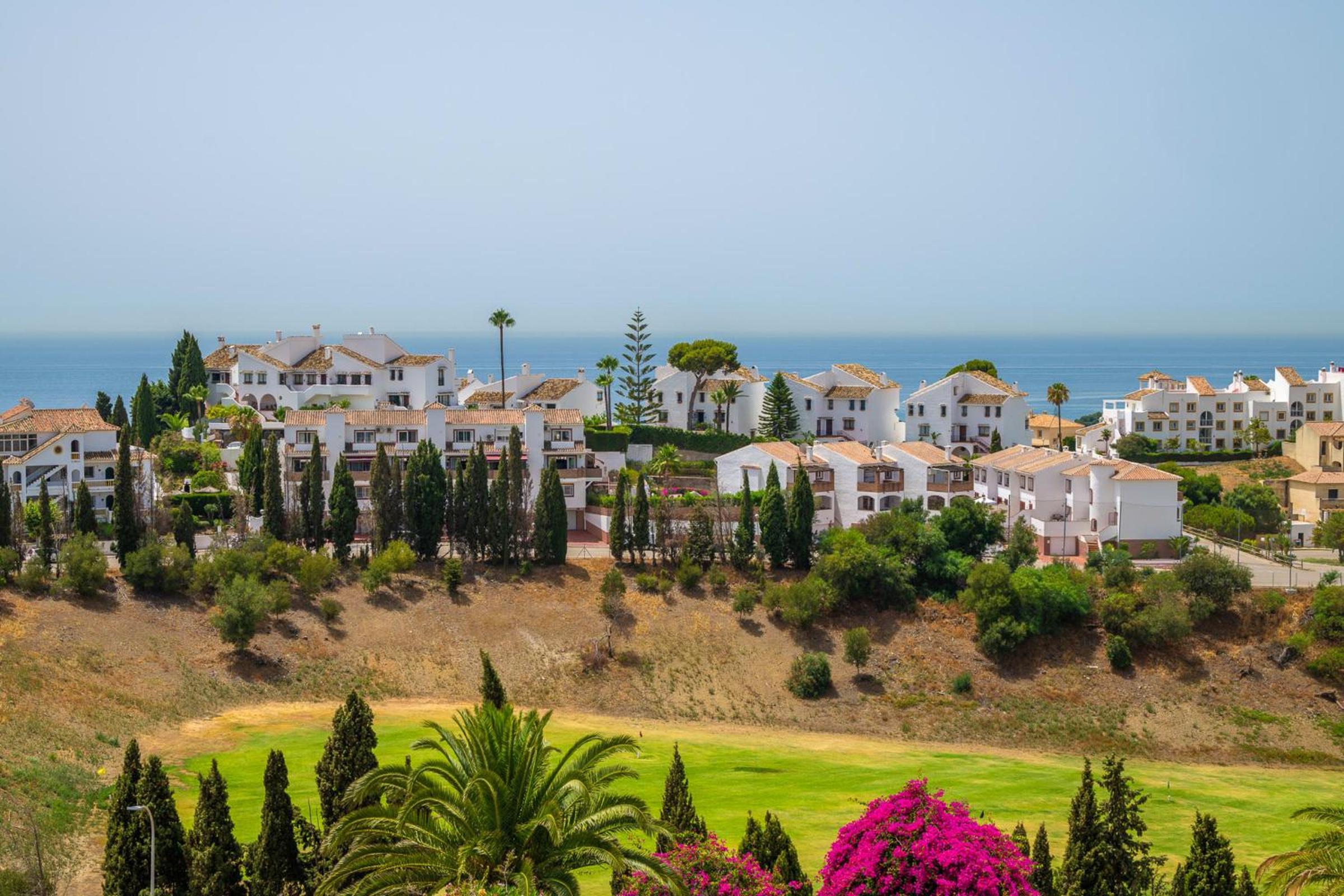 Beautiful 4 bedroms apartment located in Golf Gardens Miraflores