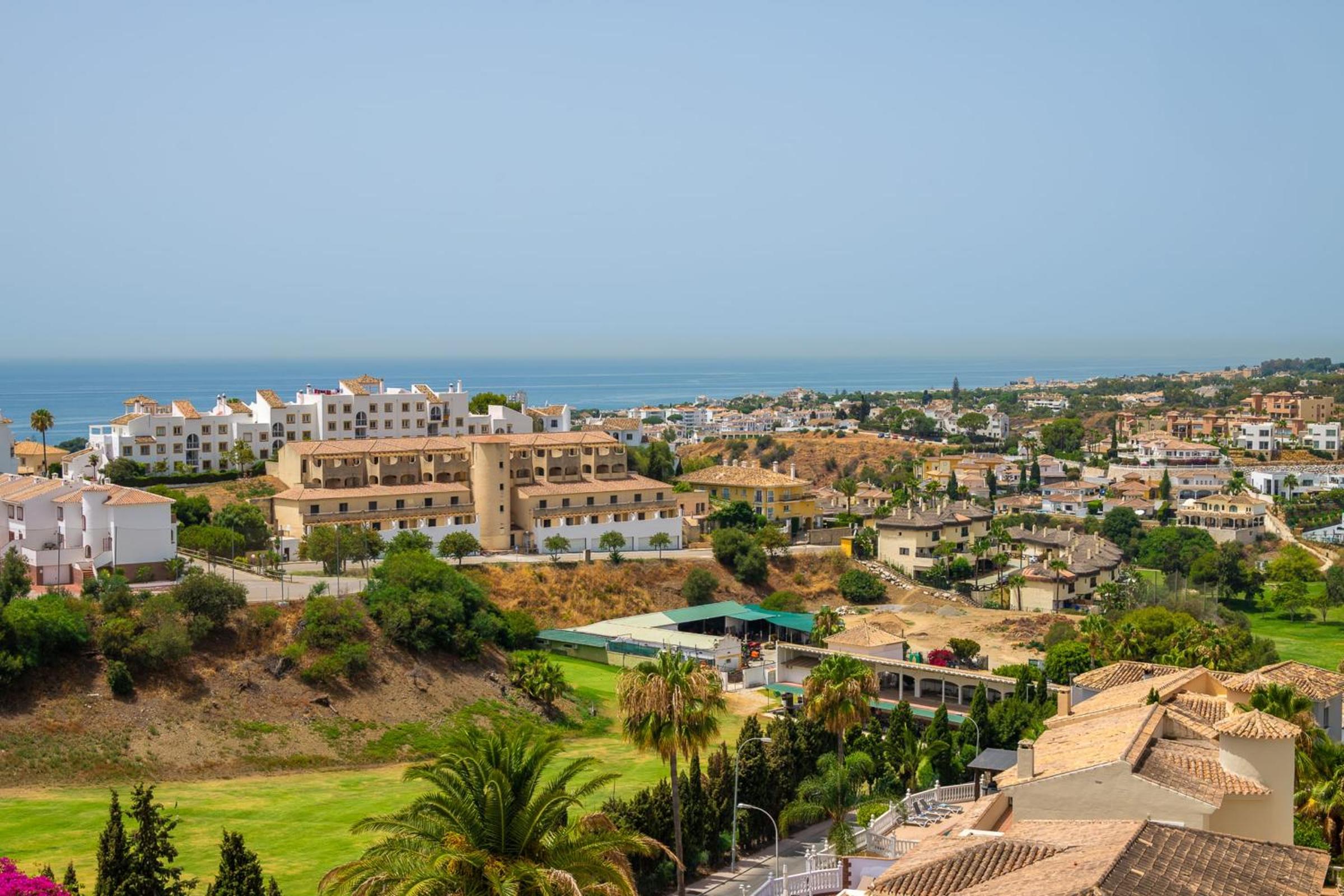 Beautiful 4 bedroms apartment located in Golf Gardens Miraflores