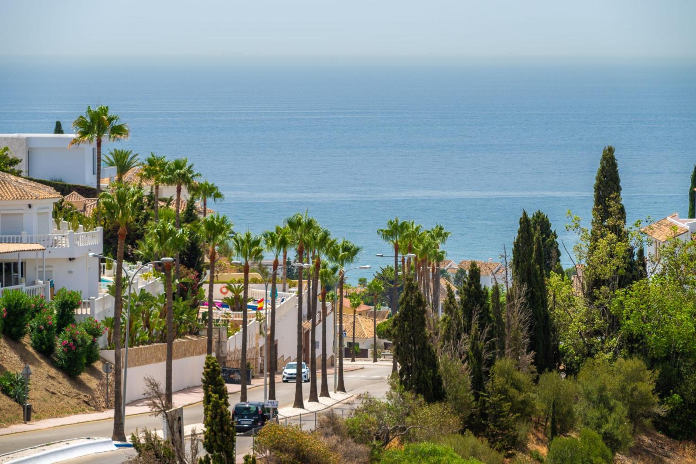 Beautiful 4 bedroms apartment located in Golf Gardens Miraflores