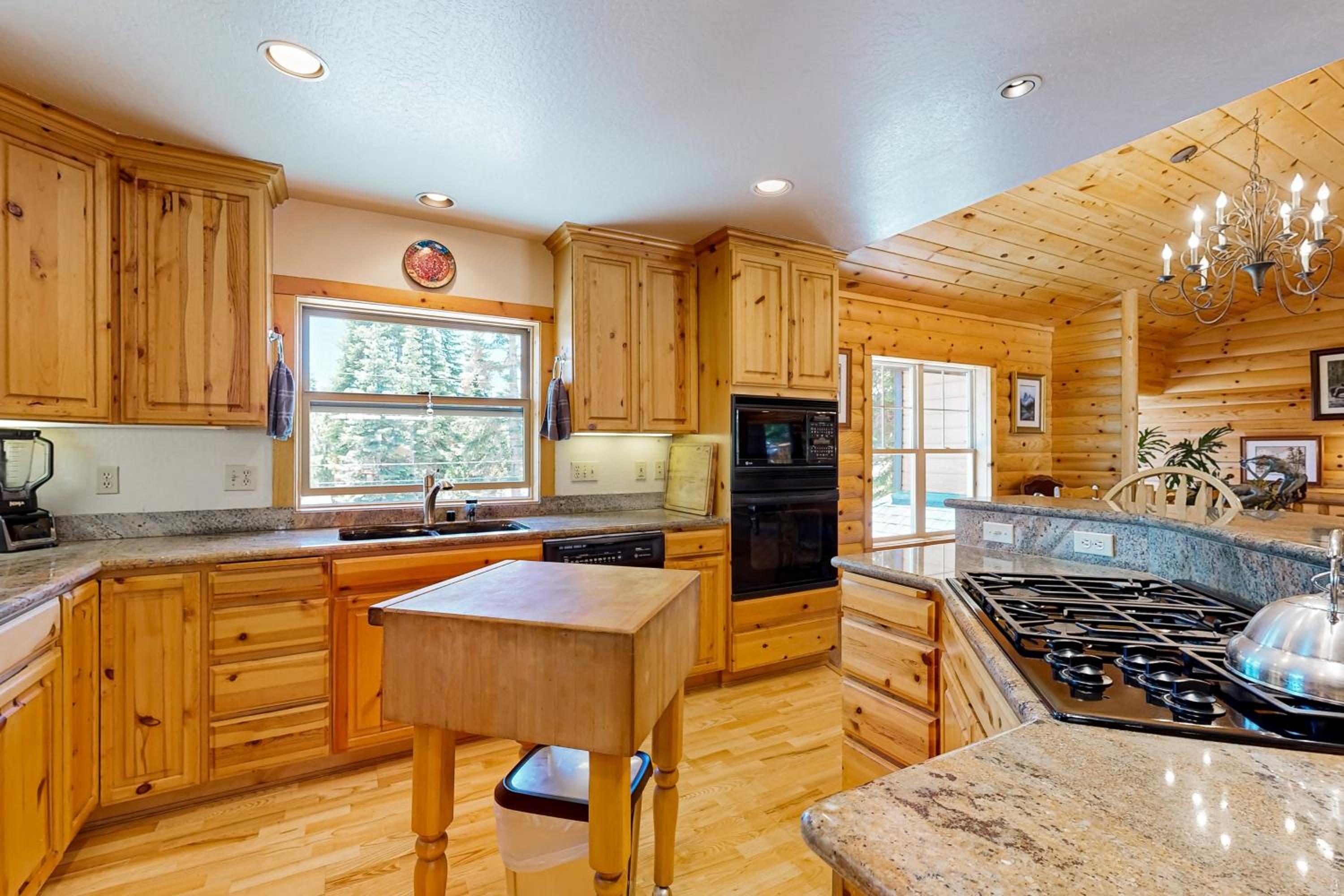 Spacious Deck with Private Hot Tub Kings Beach Gem