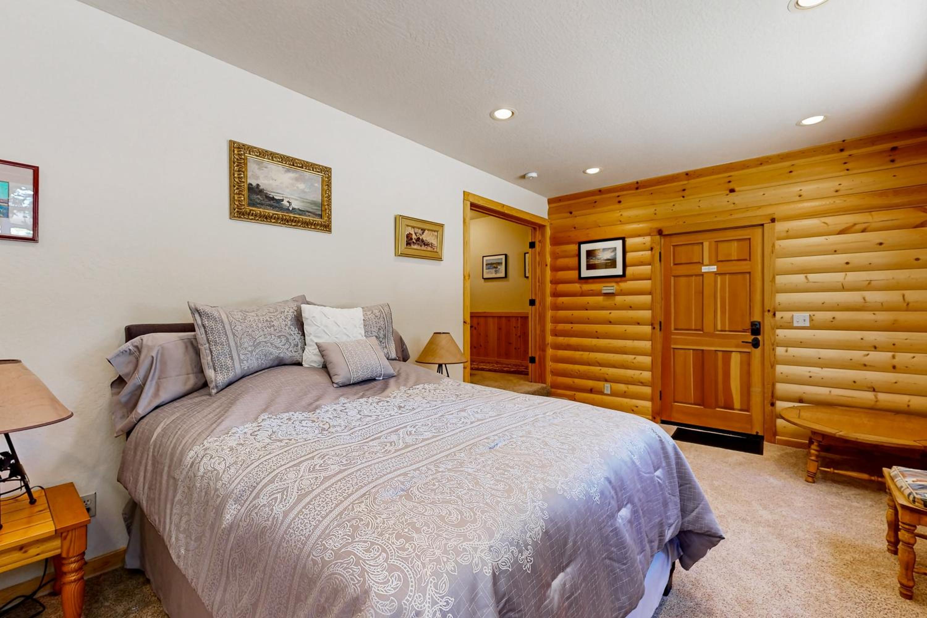 Spacious Deck with Private Hot Tub Kings Beach Gem