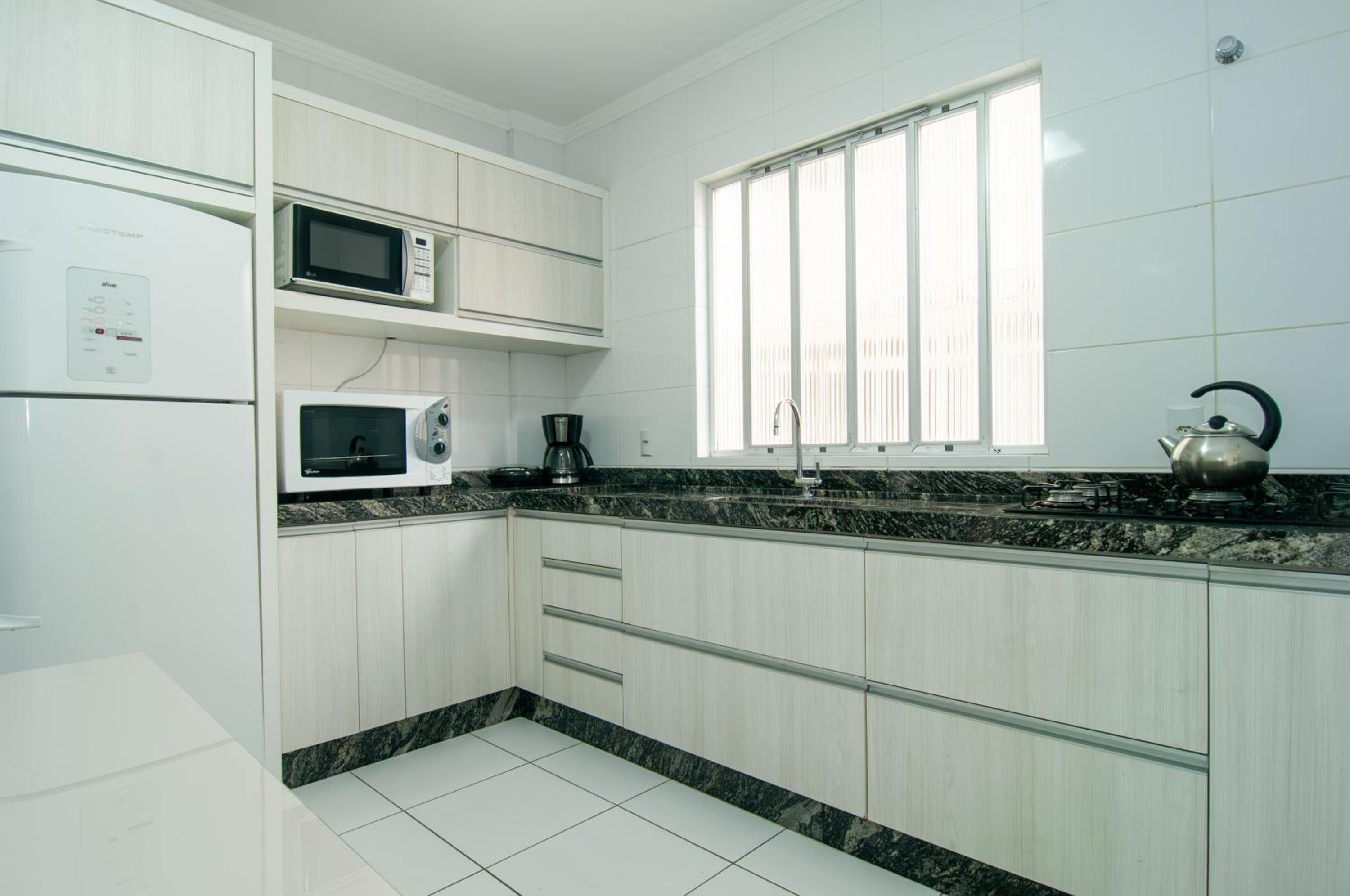 Apto na R. 2000 com garagem JJ8308