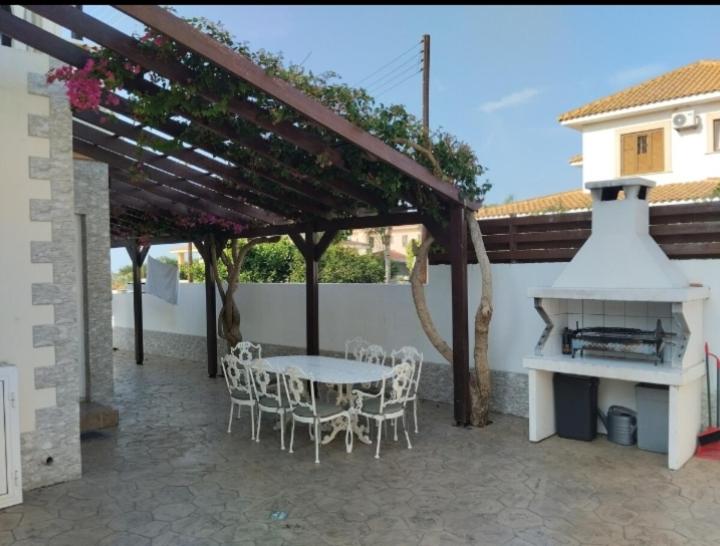 Nissi Farytail pool and Sea view