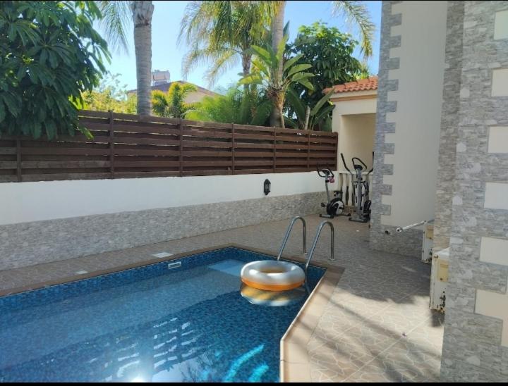 Nissi Farytail pool and Sea view