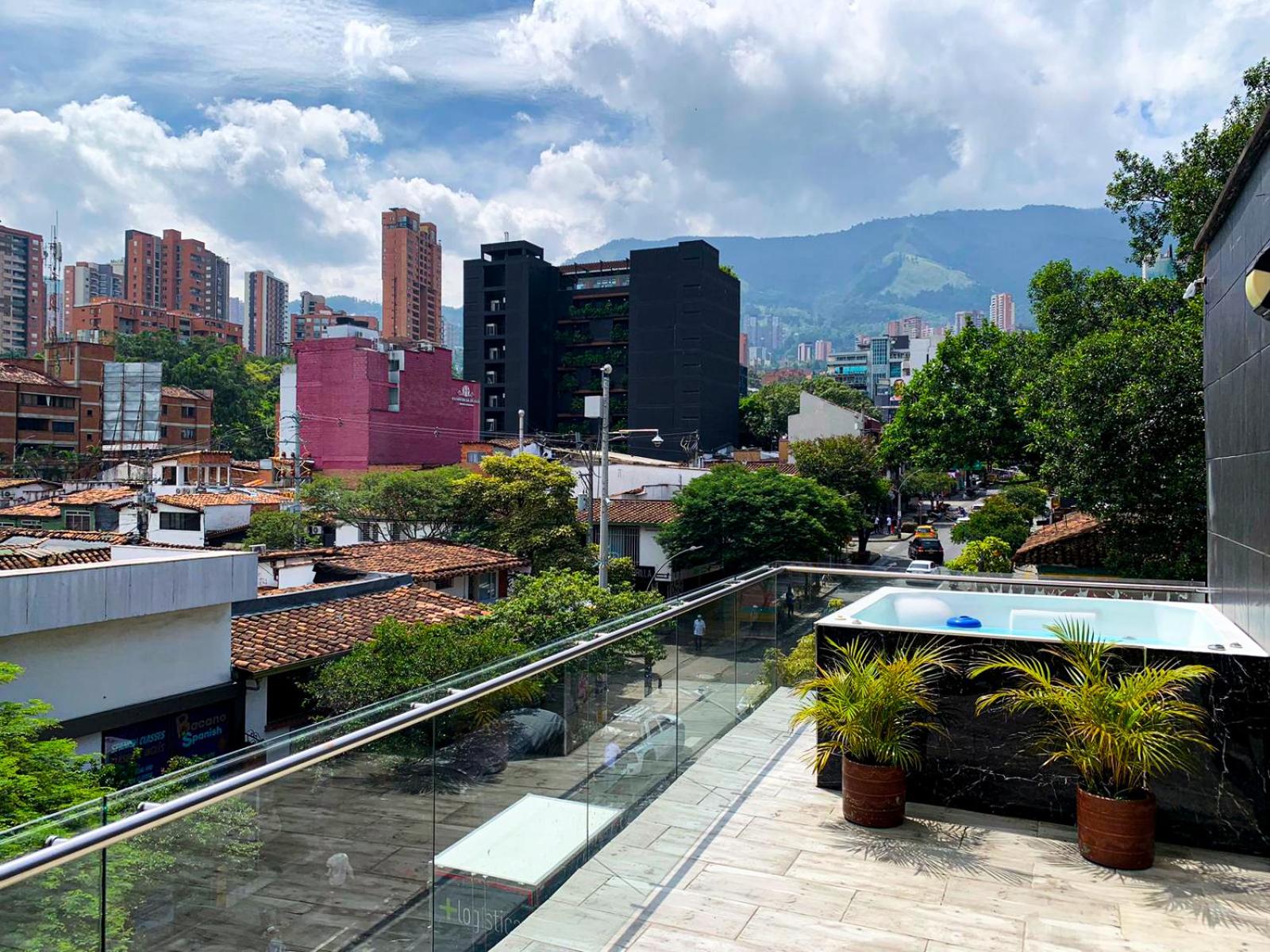 Urban 10 BDRM Private Apartment With Rooftop Pool & Jacuzzi