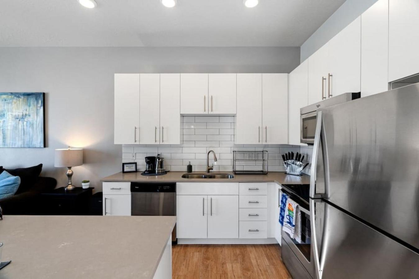 Lux Apt. Top Floor New KingBed, Free Prkg Gym Pool view 3