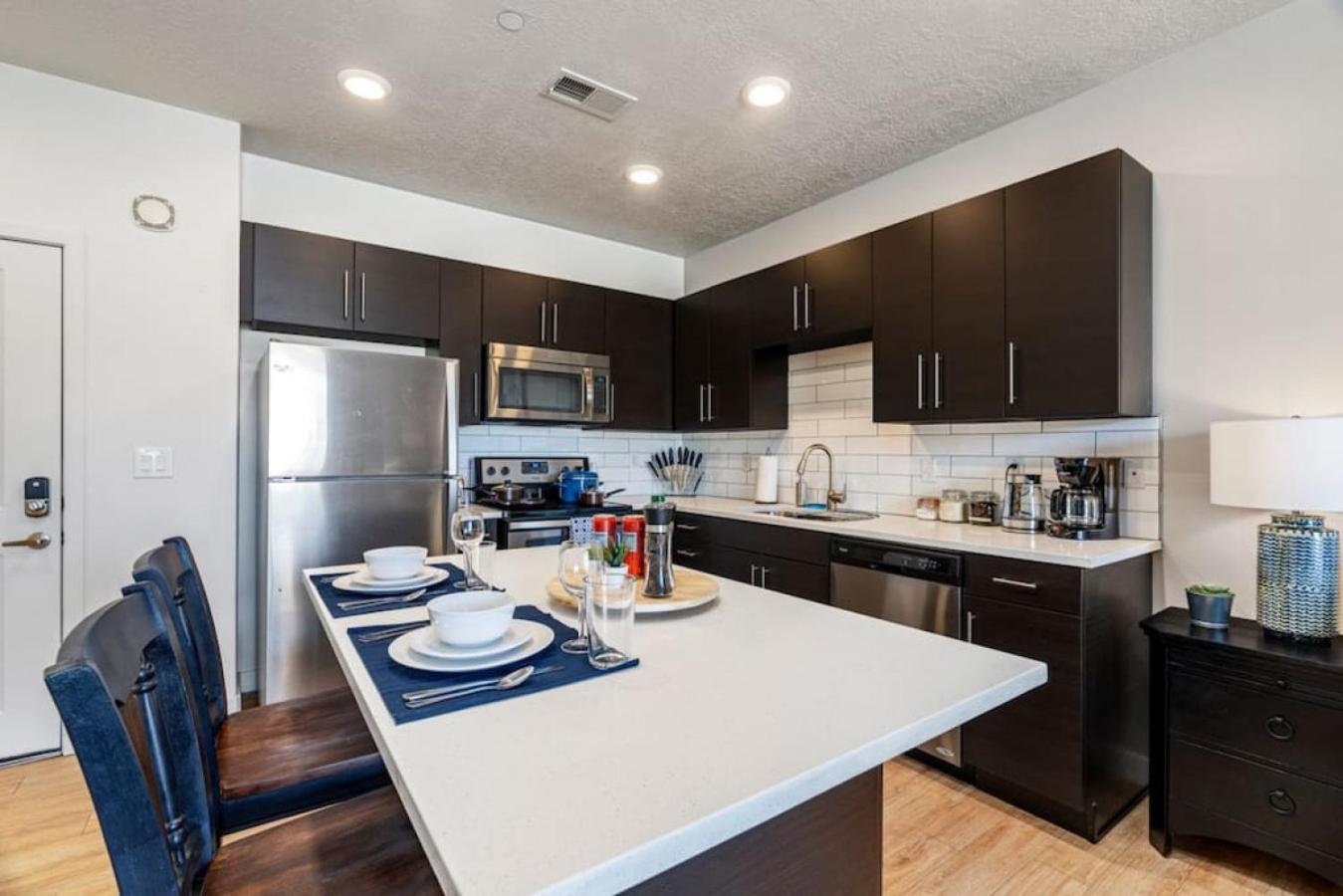 Luxury 1Bd 1Ba Apt- Free Prkng Pool HotTub 24hrGym view 2