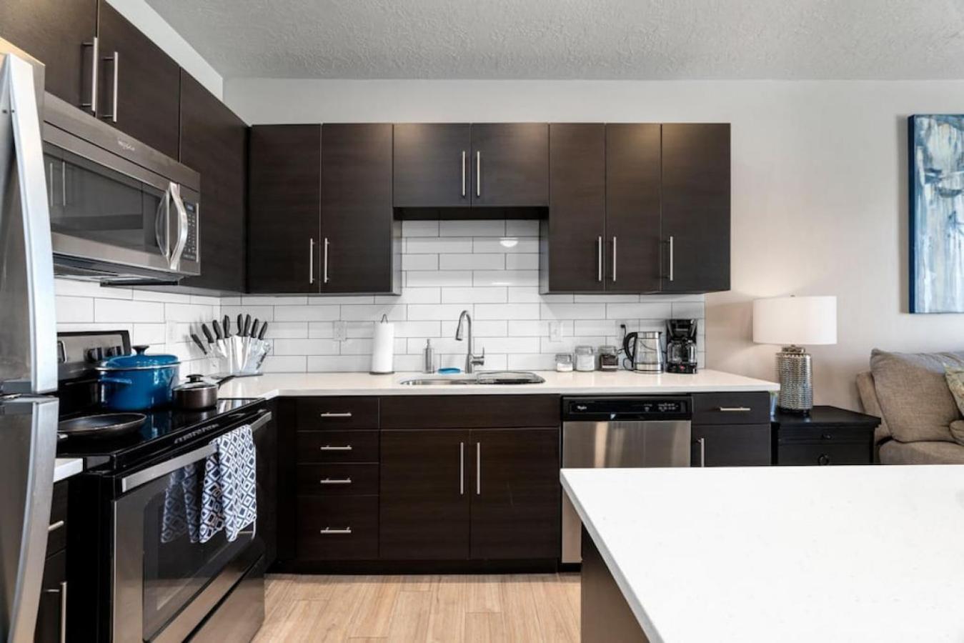 Luxury 1Bd 1Ba Apt- Free Prkng Pool HotTub 24hrGym view 3