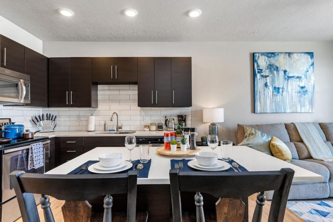 Luxury 1Bd 1Ba Apt- Free Prkng Pool HotTub 24hrGym view 4