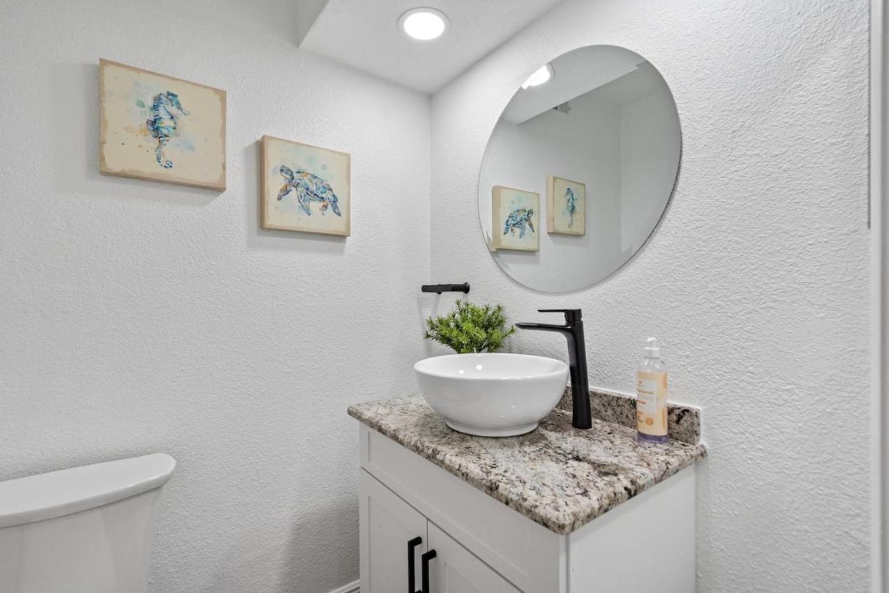 New Listing Spacious 3BD 2.5BA , 5 Minutes from view 5