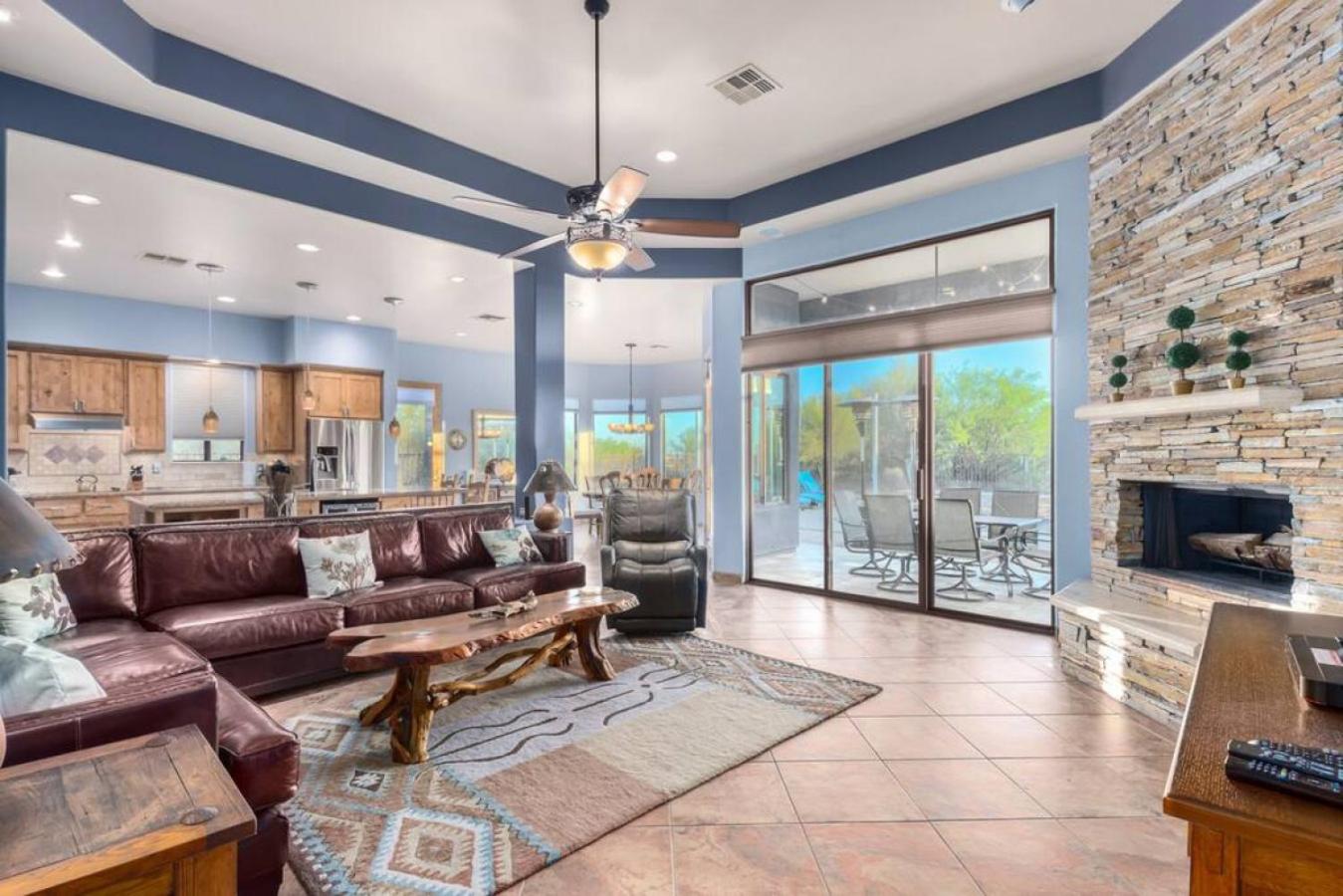 Desert Tranquility 4 Bedroom with Heated Pool