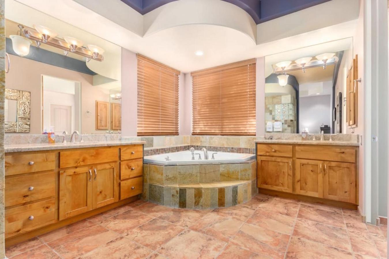 Desert Tranquility 4 Bedroom with Heated Pool