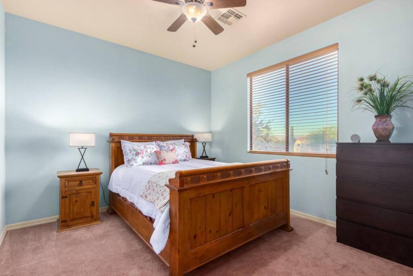 Desert Tranquility 4 Bedroom with Heated Pool