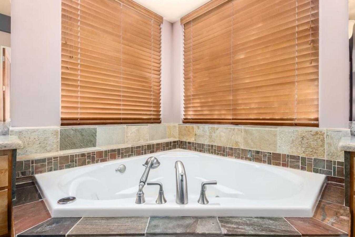Desert Tranquility 4 Bedroom with Heated Pool
