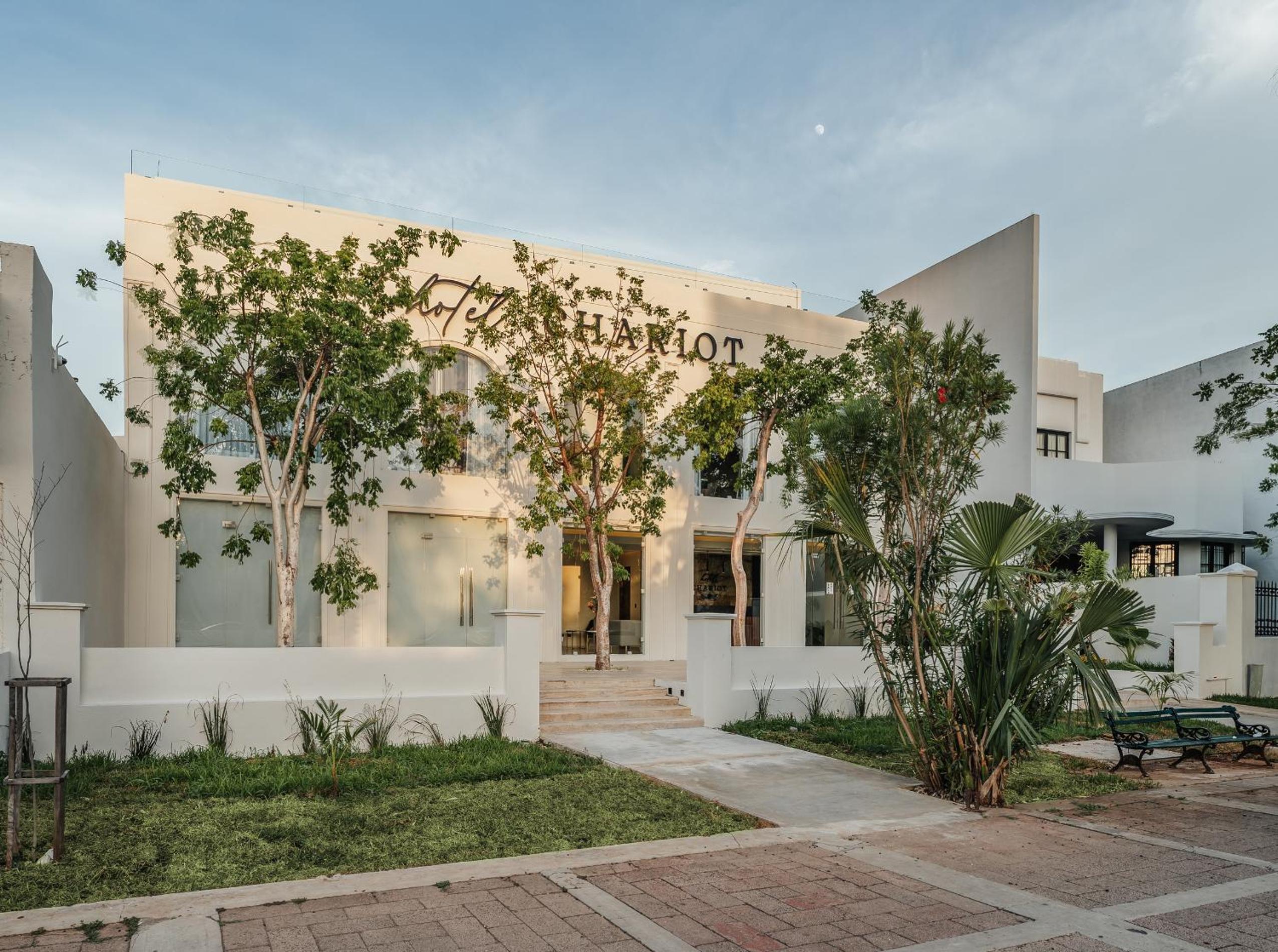 Hotel Chariot - Image 1