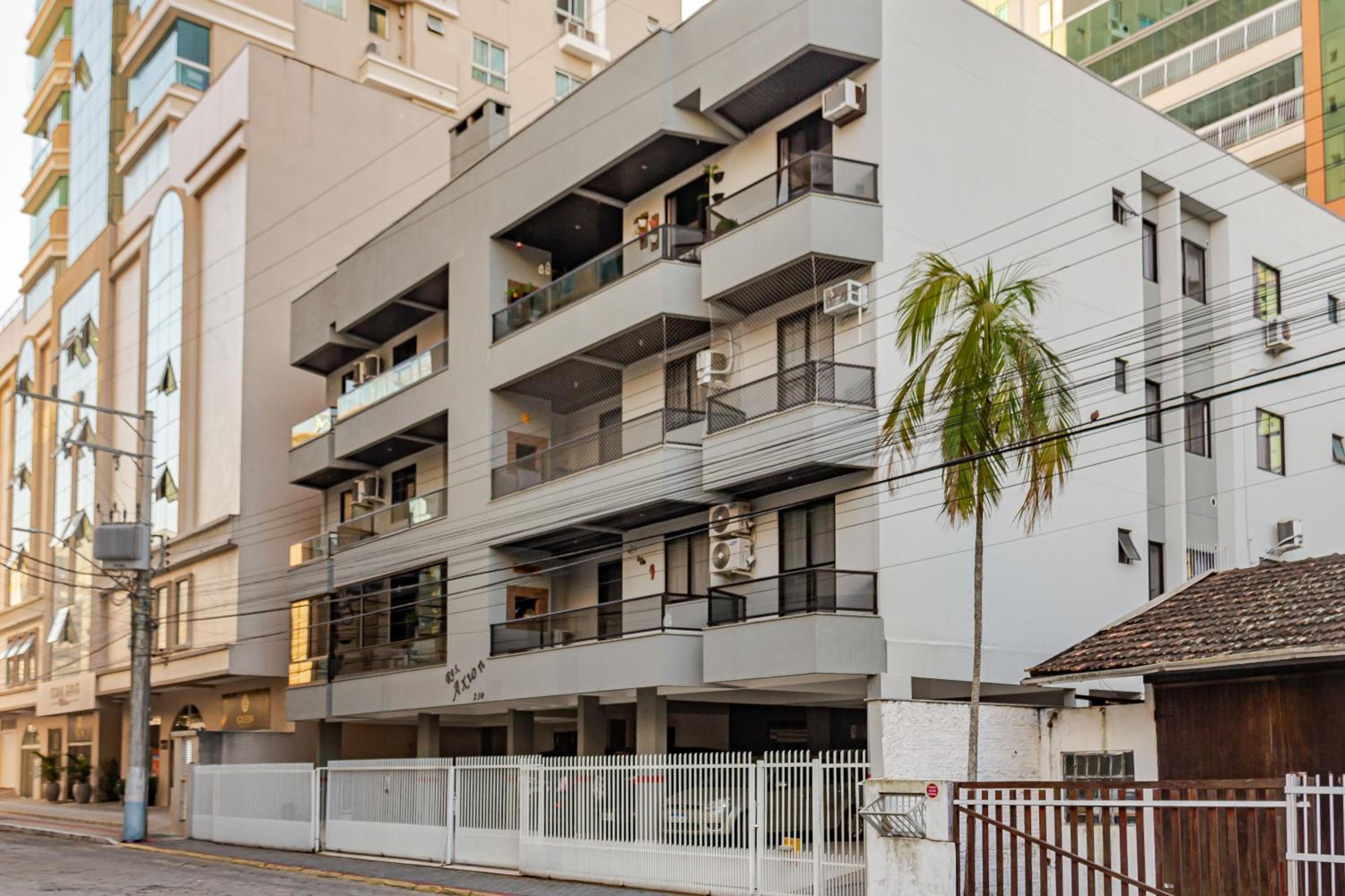 Com garagem a 2 quadras do mar MM9040