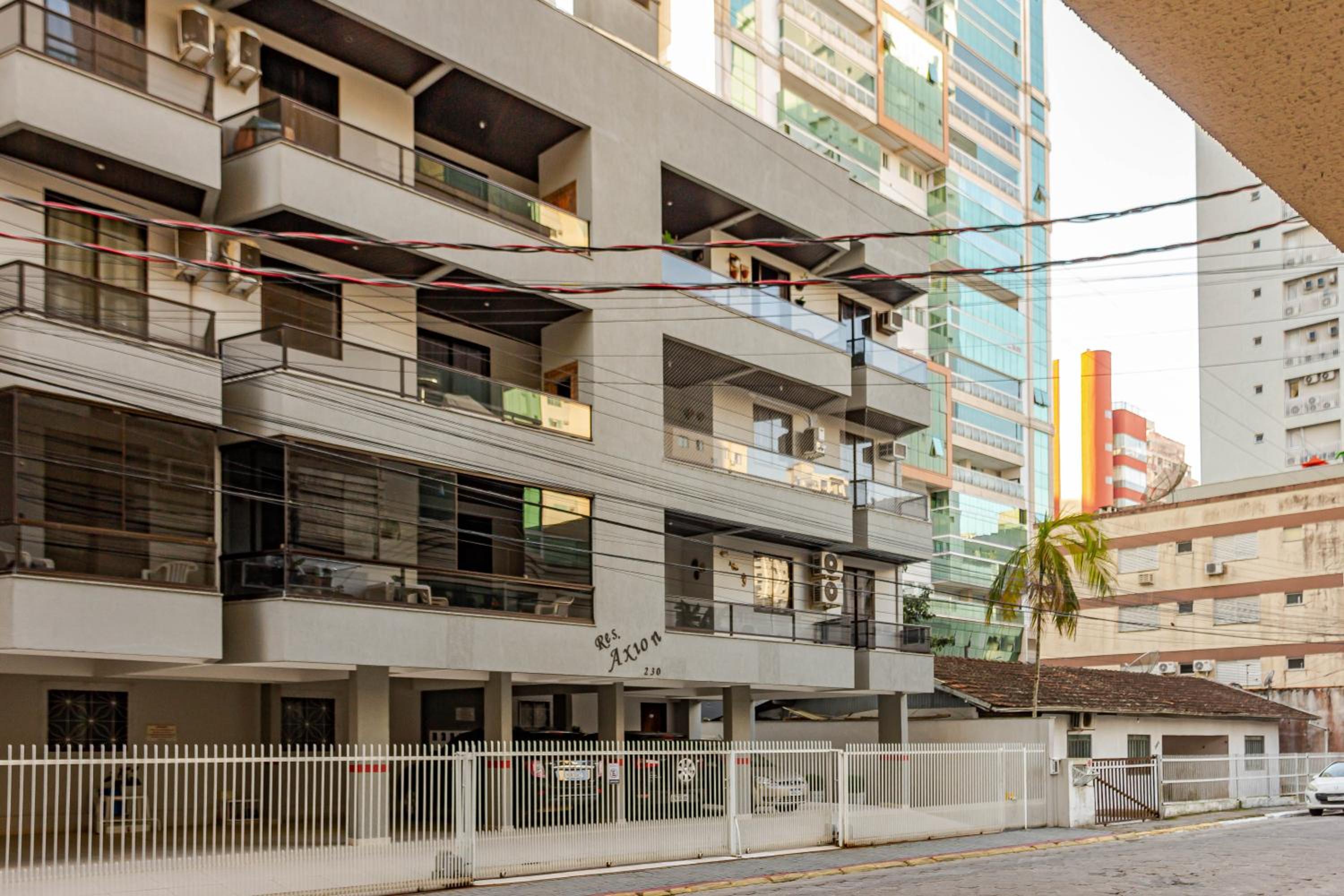 Com garagem a 2 quadras do mar MM9040