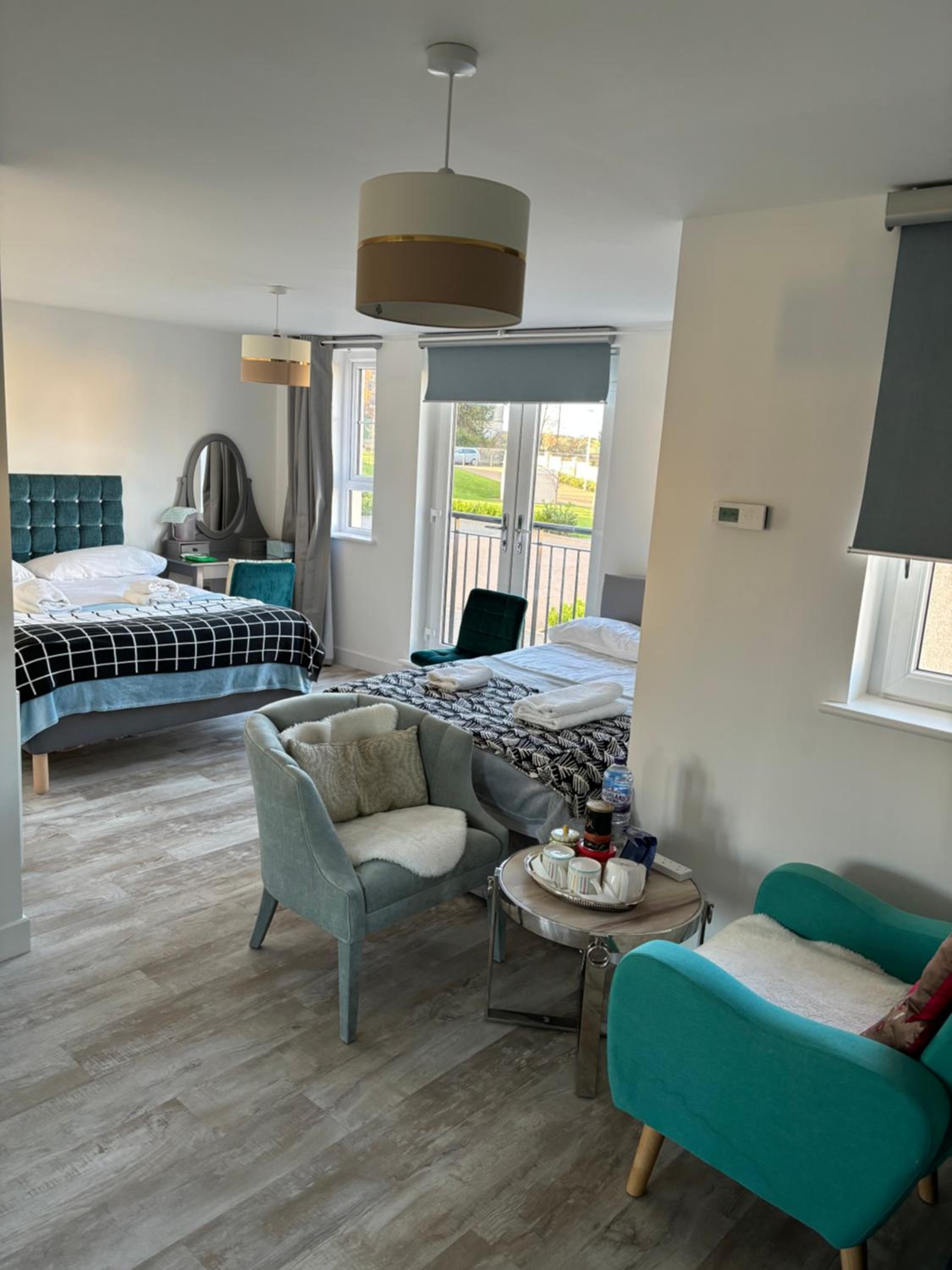 Two bedrooms with 3 double beds 2 bathrooms photo 4