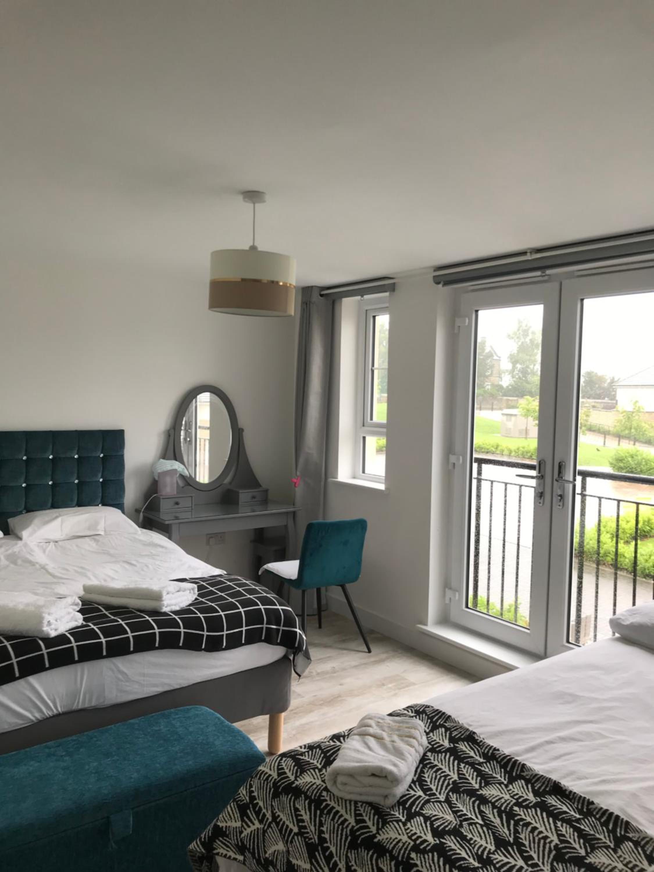 Two bedrooms with 3 double beds 2 bathrooms photo 5