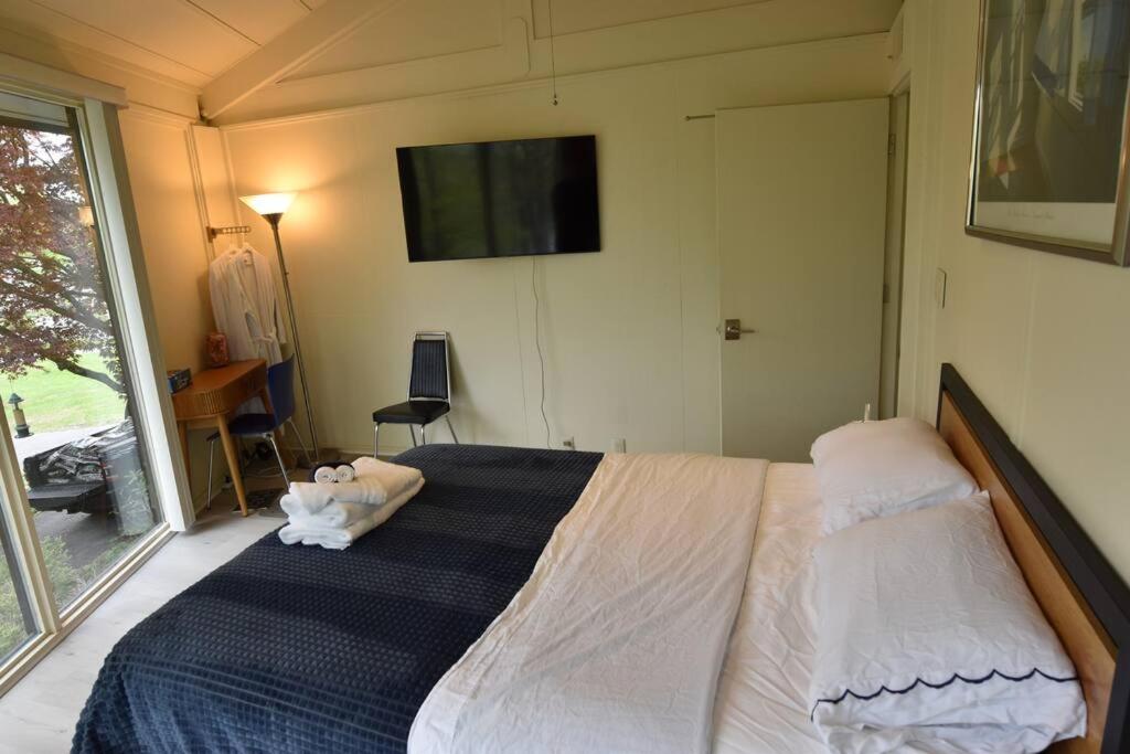 The Escape Pod Cheat Lake, Morgantown, Hot Tub, 2Bed, 2Bath view 3