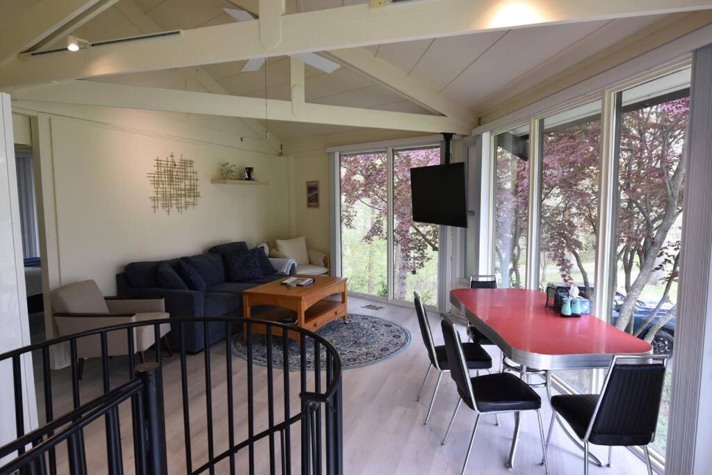 The Escape Pod Cheat Lake, Morgantown, Hot Tub, 2Bed, 2Bath view 2