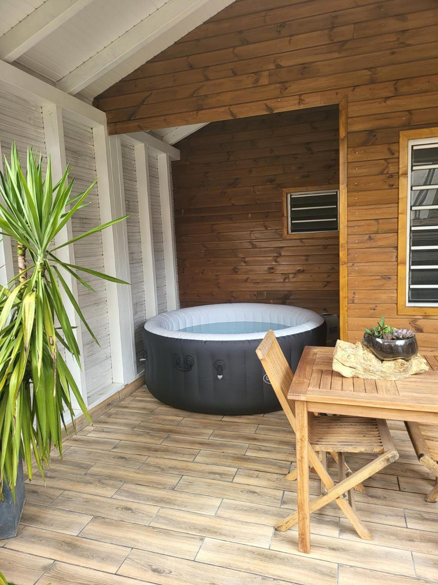 Bungalow chez Séve et Savi avec jacuzi
