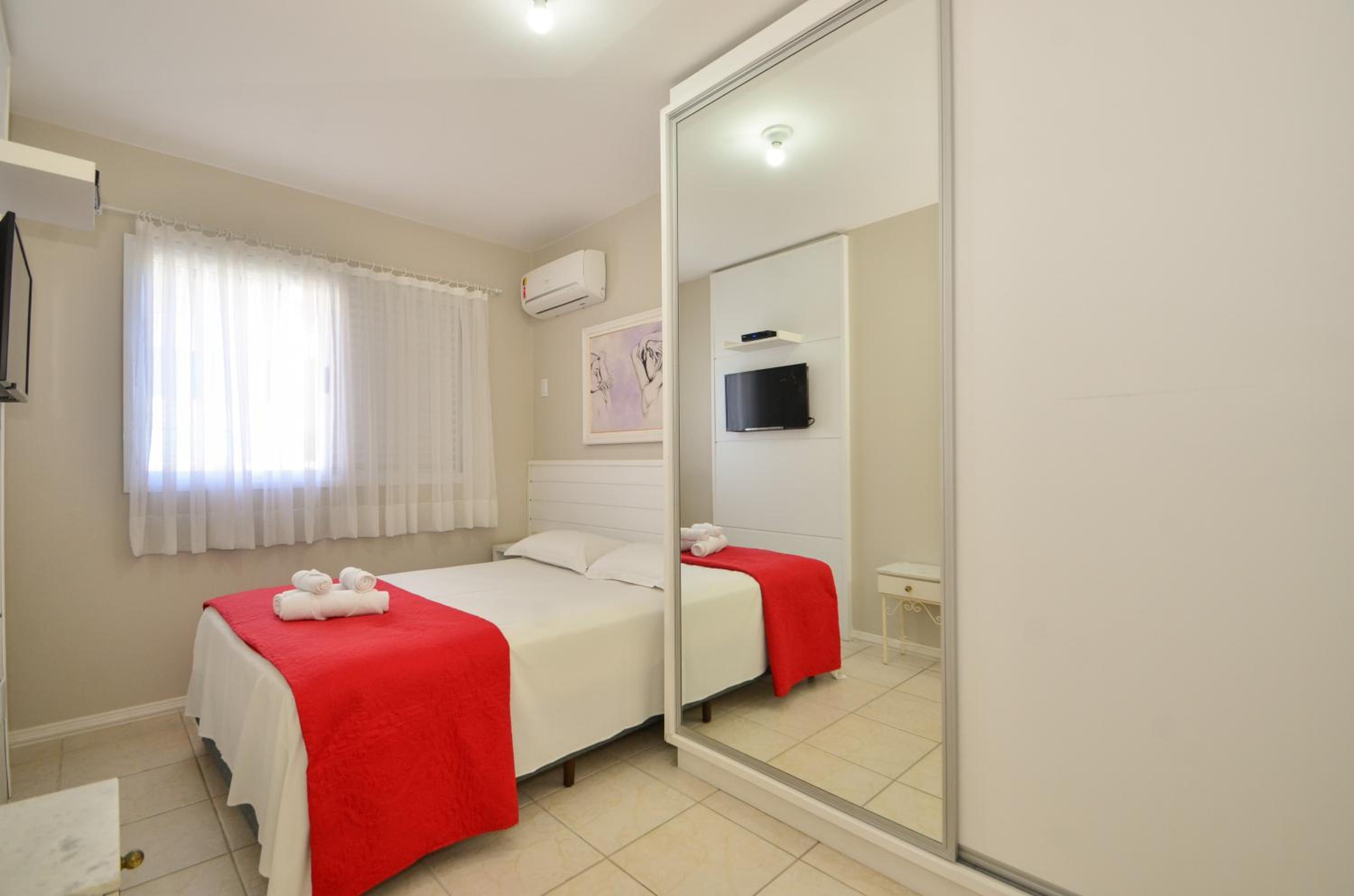Água Azul, Condomínio 1 quadra da Praia Brava N396