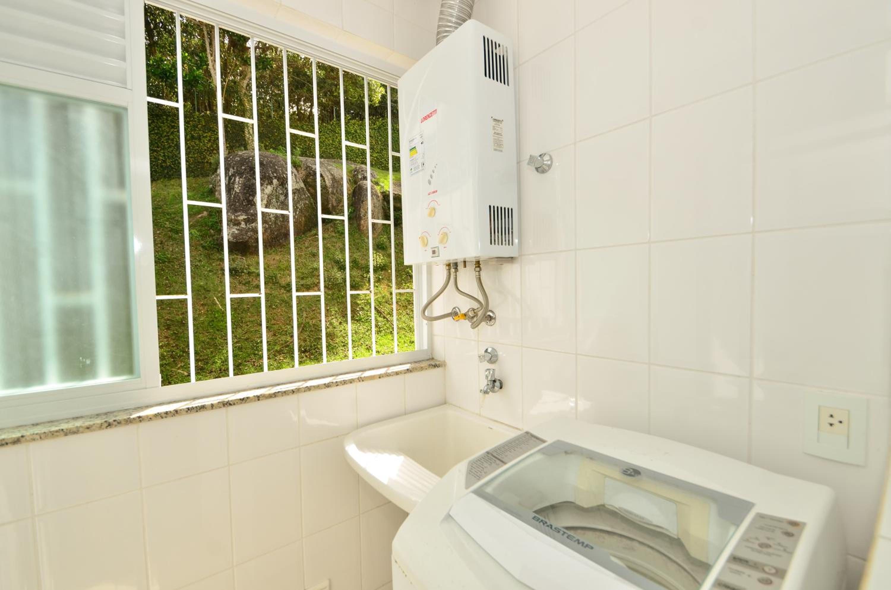 Água Azul, Condomínio 1 quadra da Praia Brava N396