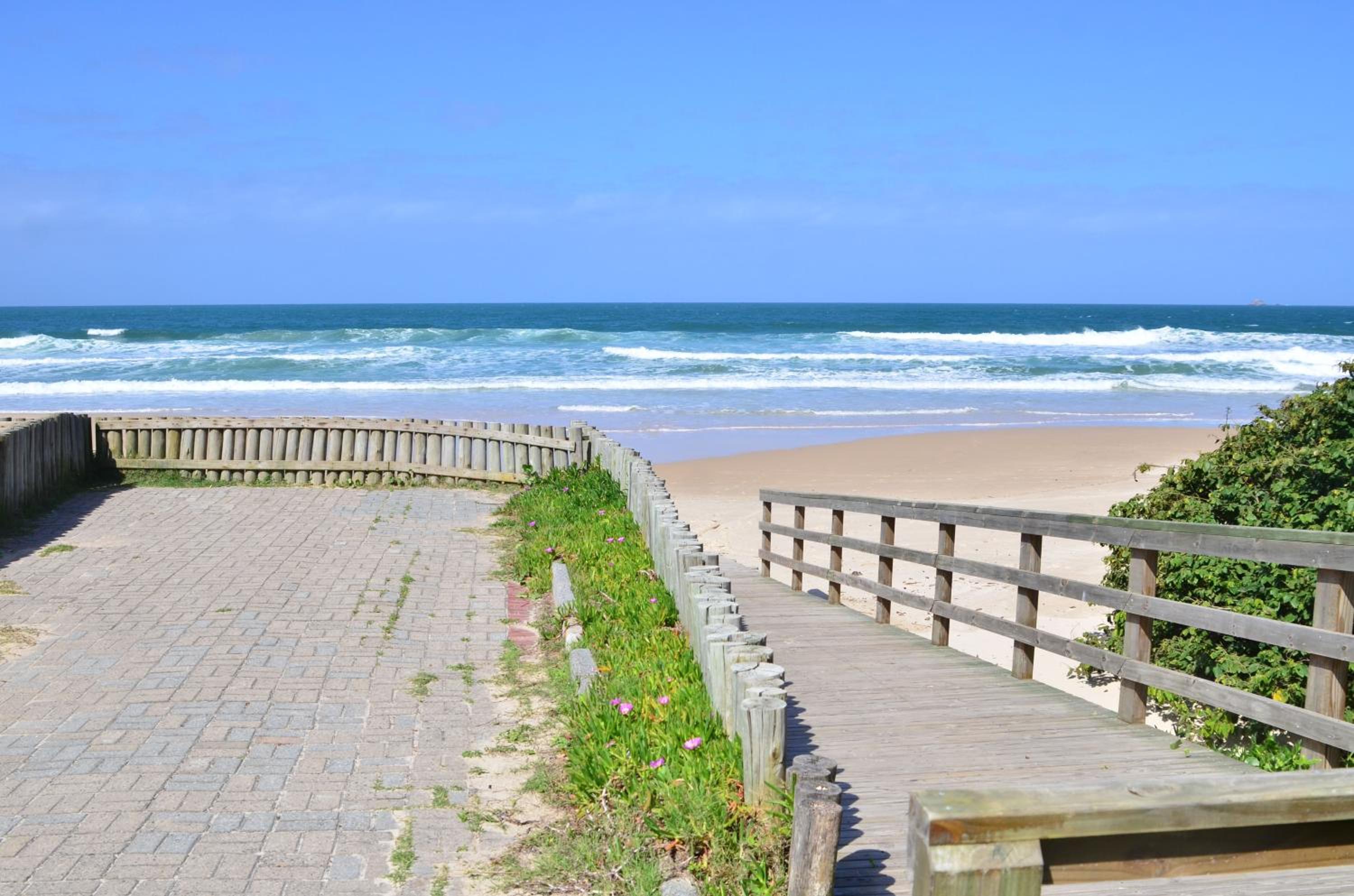 Água Azul, Condomínio 1 quadra da Praia Brava N396